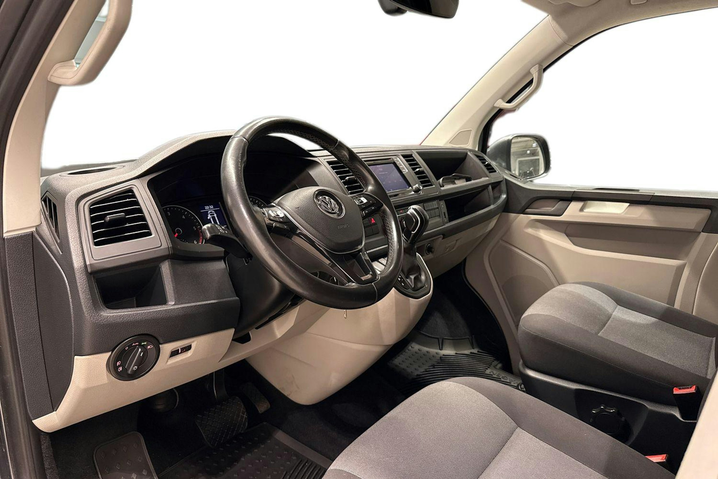 harmaa Volkswagen Transporter 2019 kuva 7.