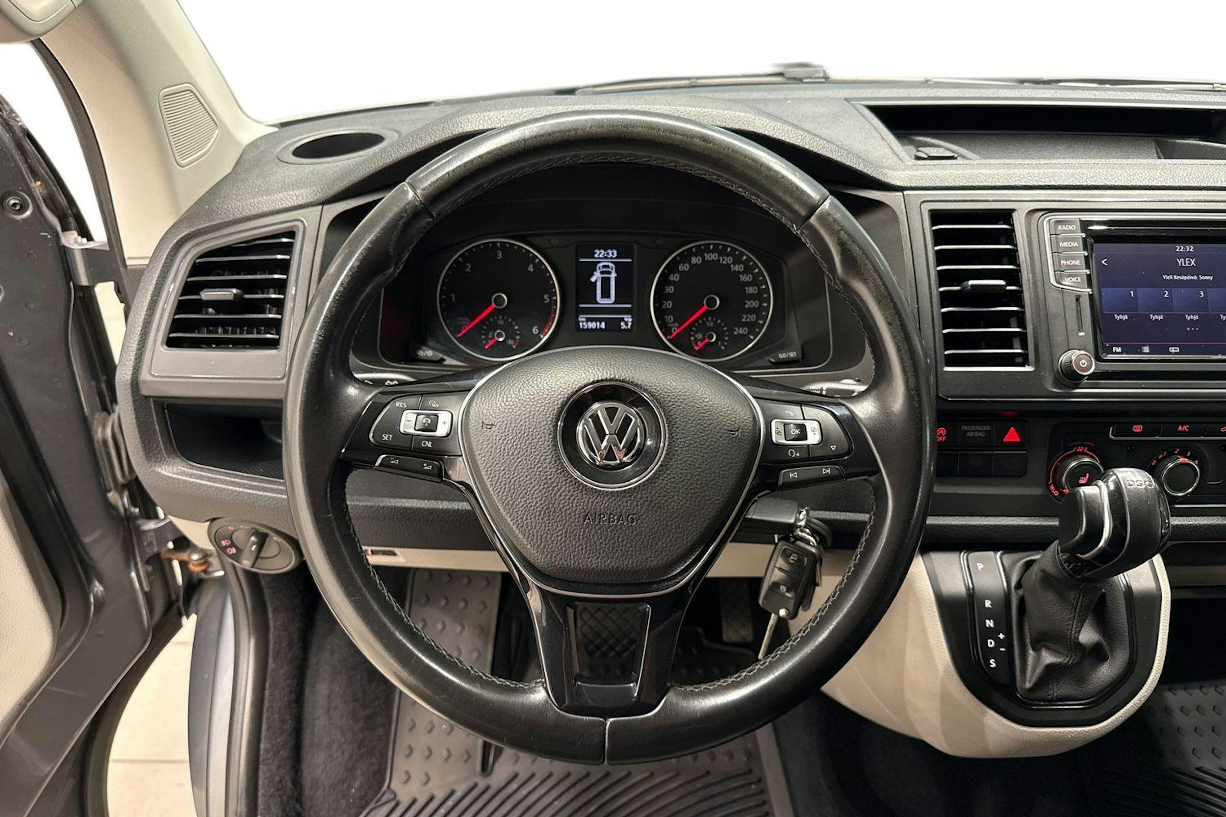 harmaa Volkswagen Transporter 2019 kuva 9.