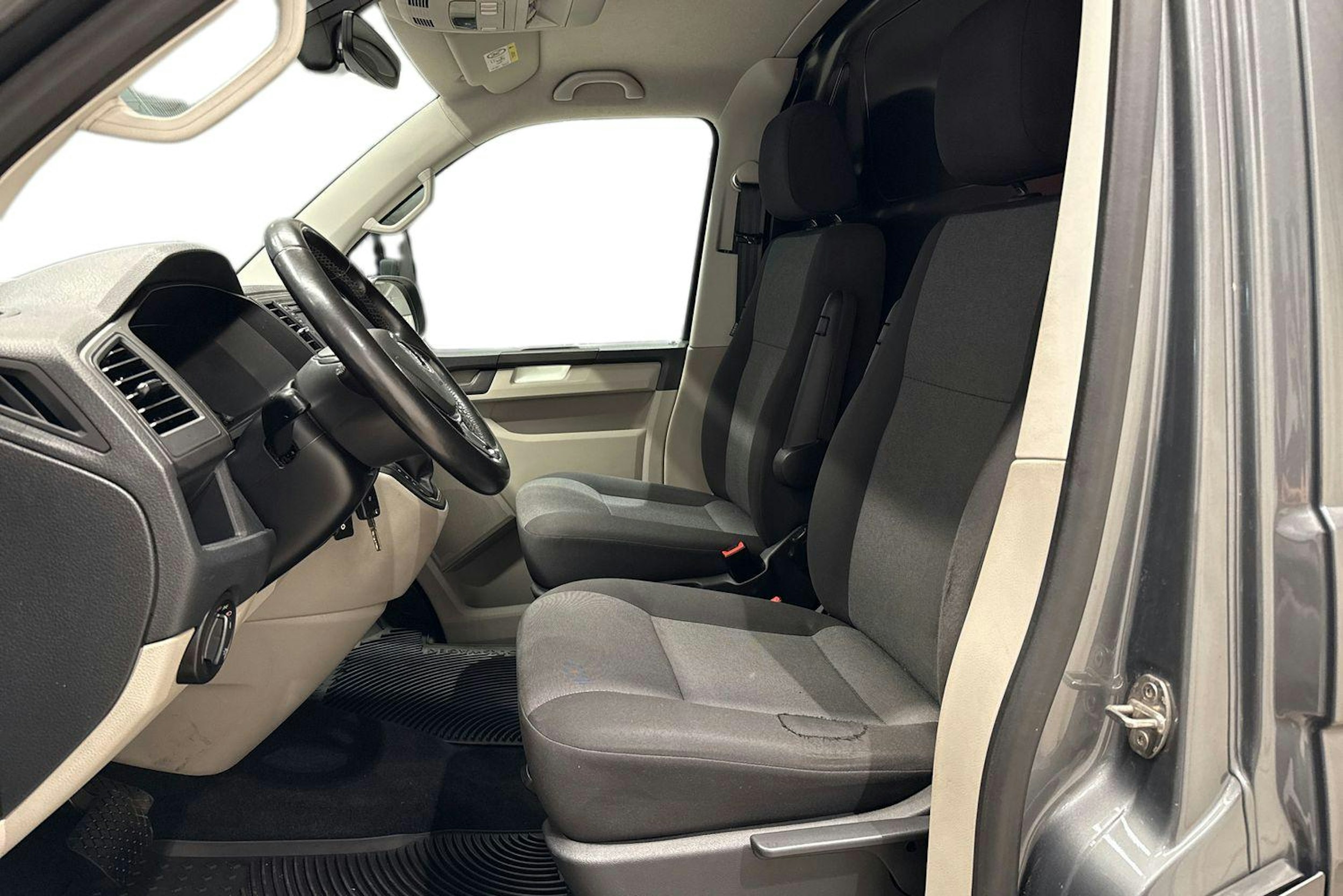 harmaa Volkswagen Transporter 2019 kuva 10.
