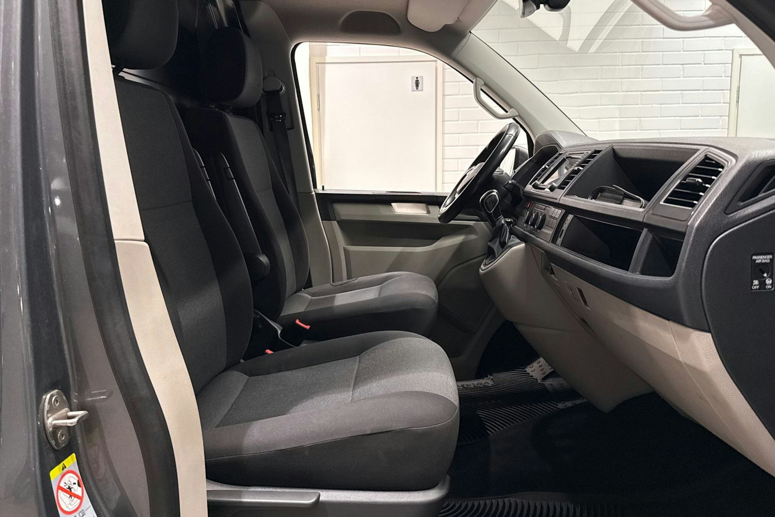 harmaa Volkswagen Transporter 2019 kuva 13.