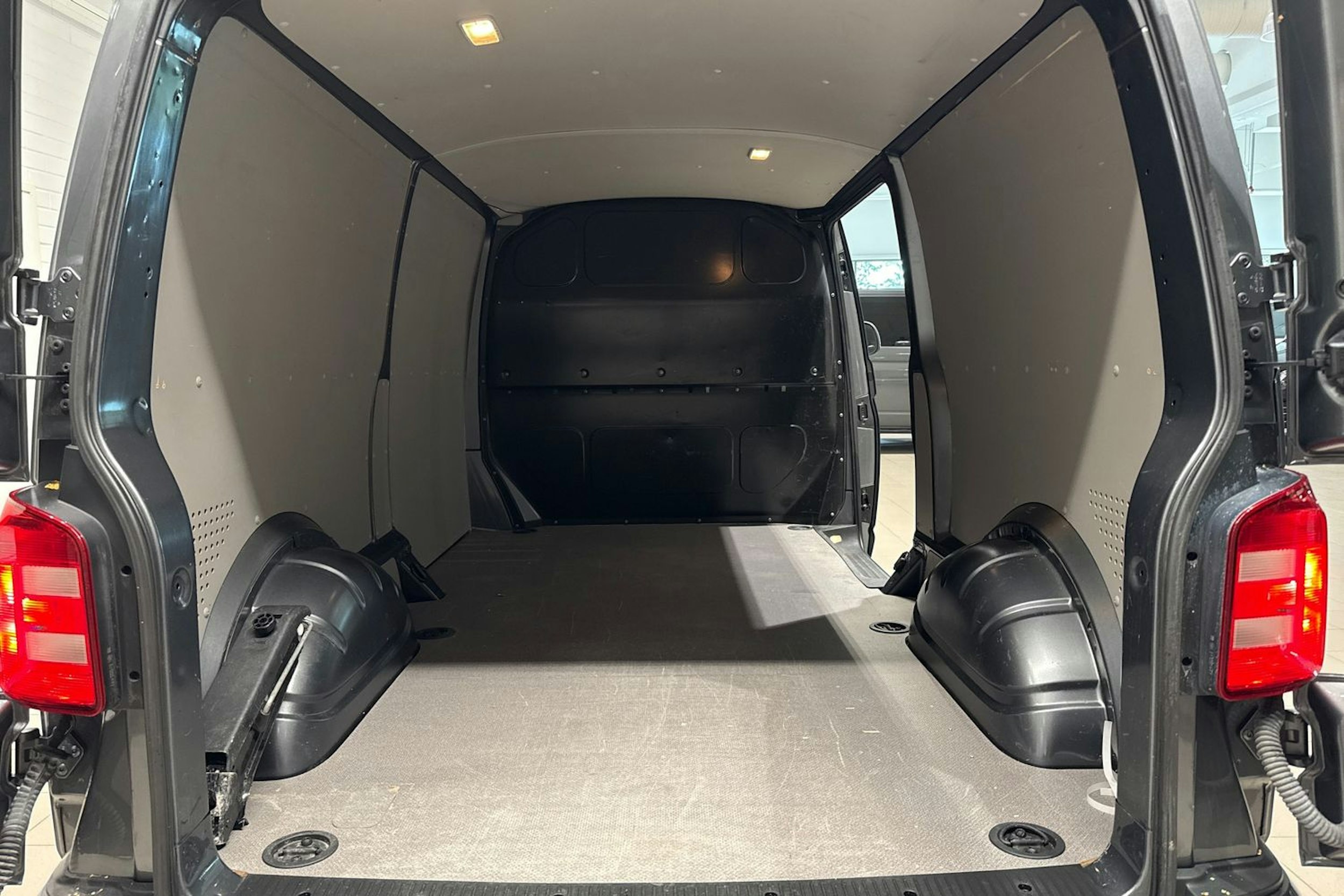 harmaa Volkswagen Transporter 2019 kuva 15.