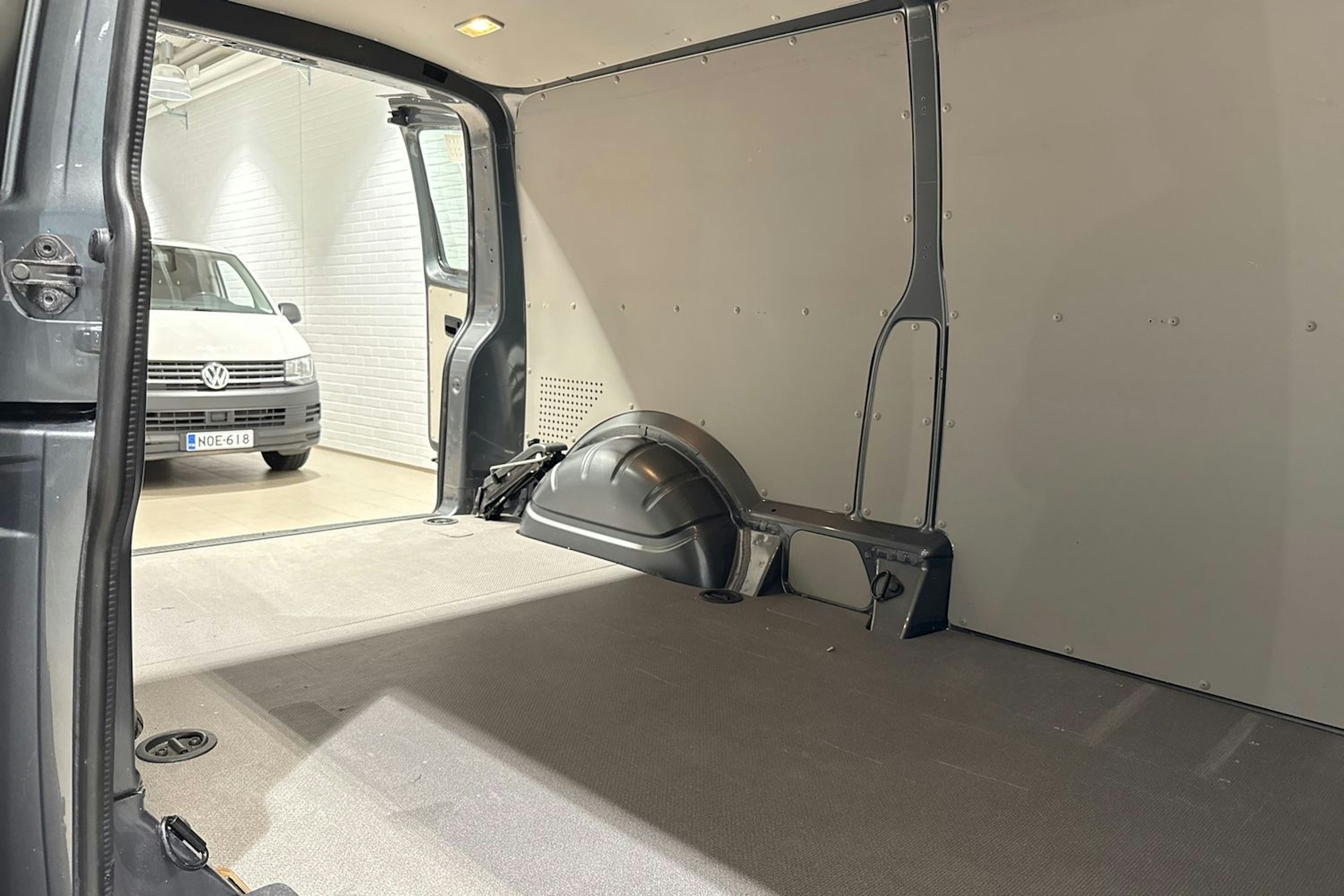 harmaa Volkswagen Transporter 2019 kuva 16.