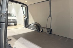 harmaa Volkswagen Transporter 2019 kuva 16.