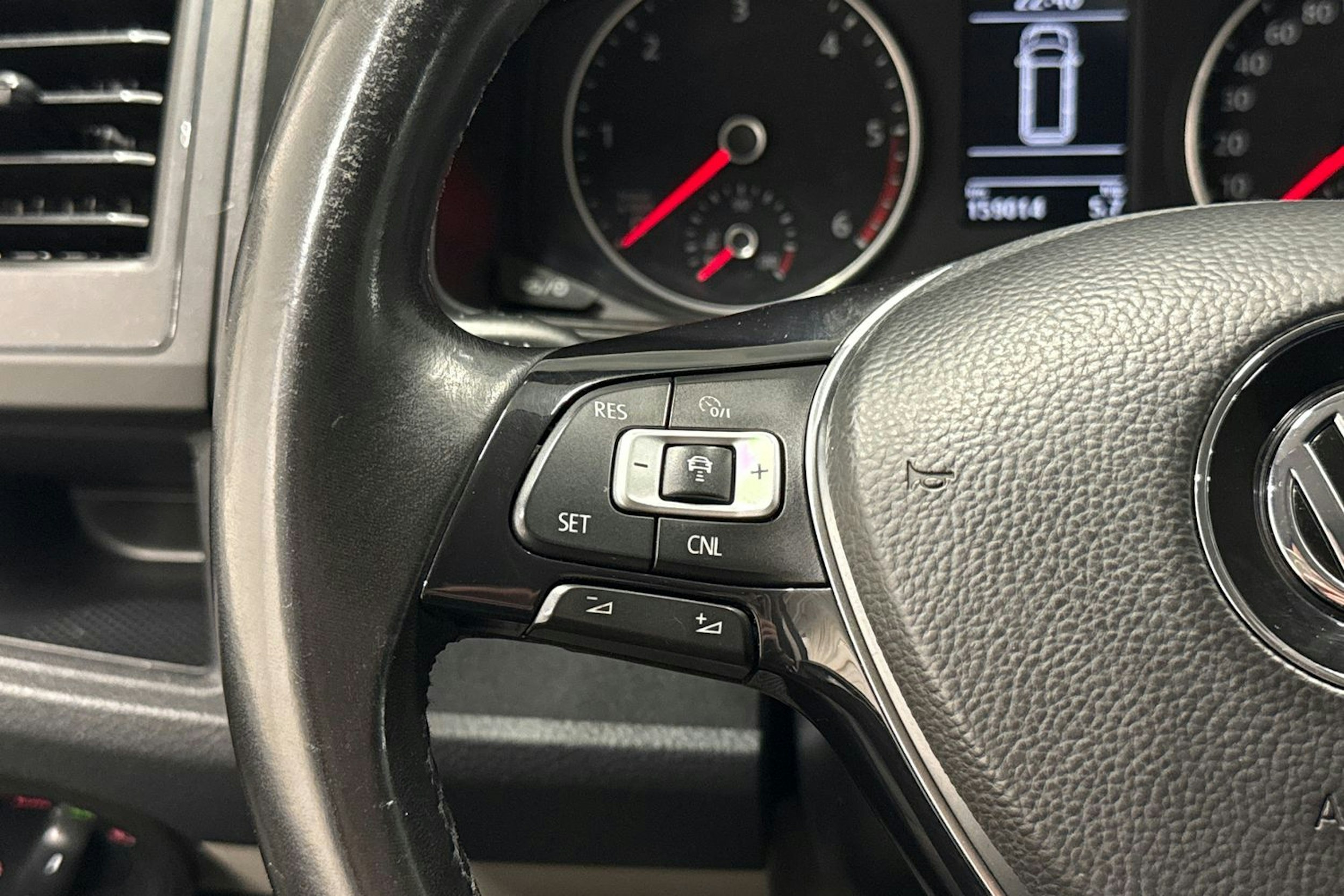 harmaa Volkswagen Transporter 2019 kuva 18.