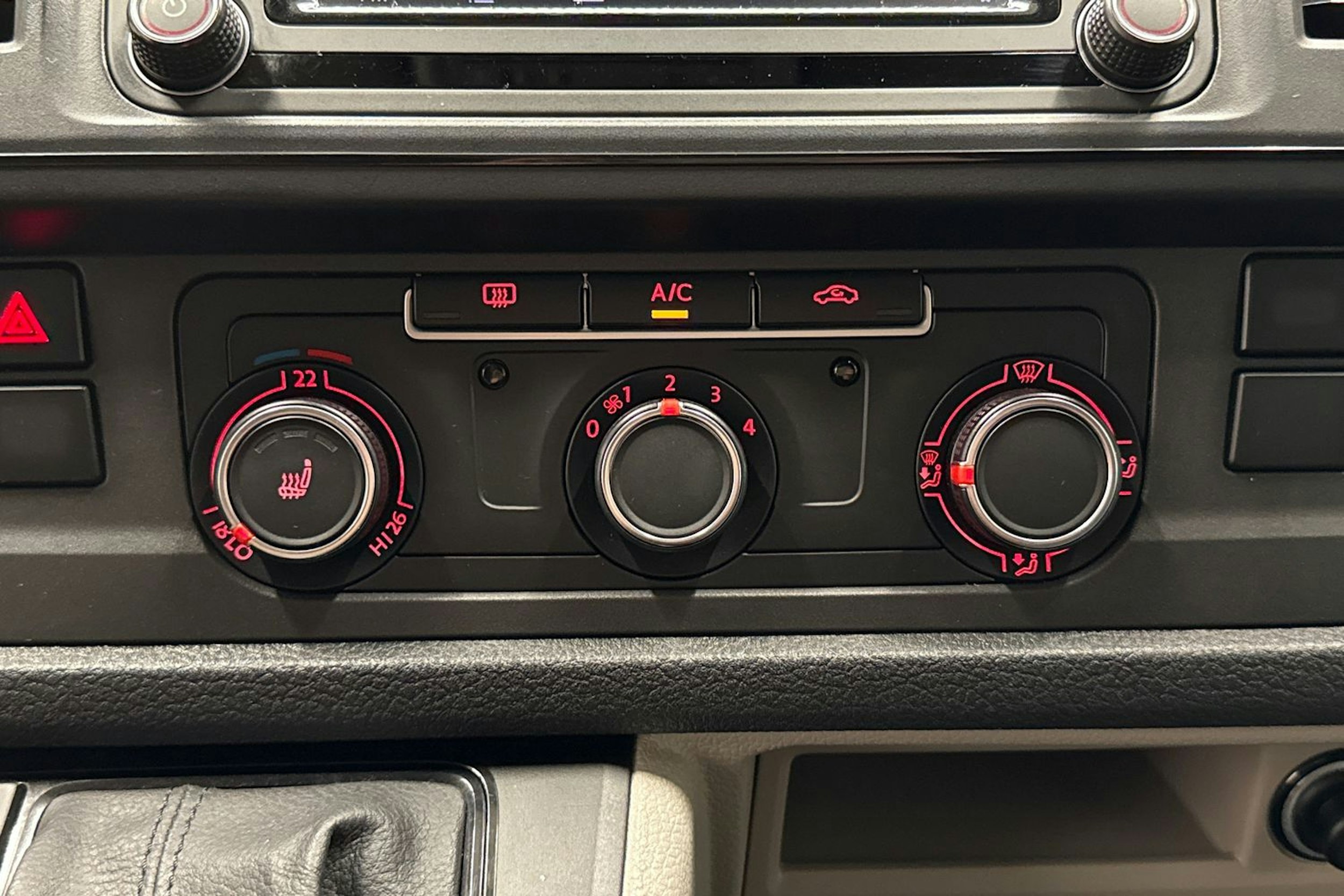 harmaa Volkswagen Transporter 2019 kuva 25.