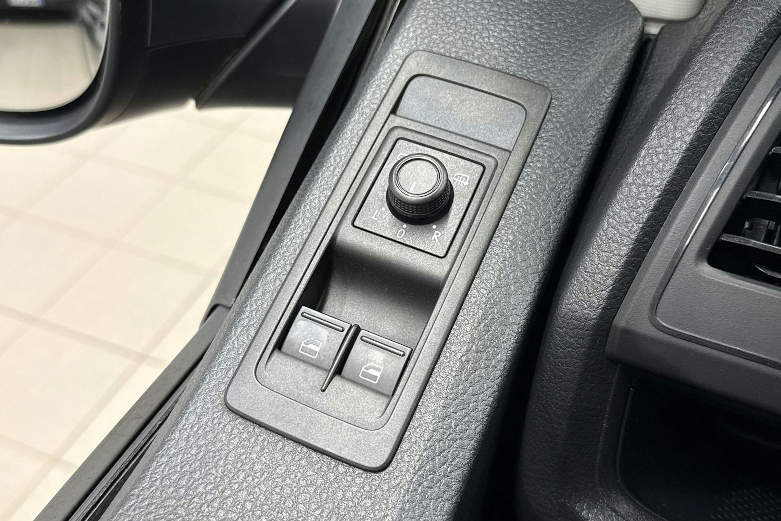 harmaa Volkswagen Transporter 2019 kuva 26.
