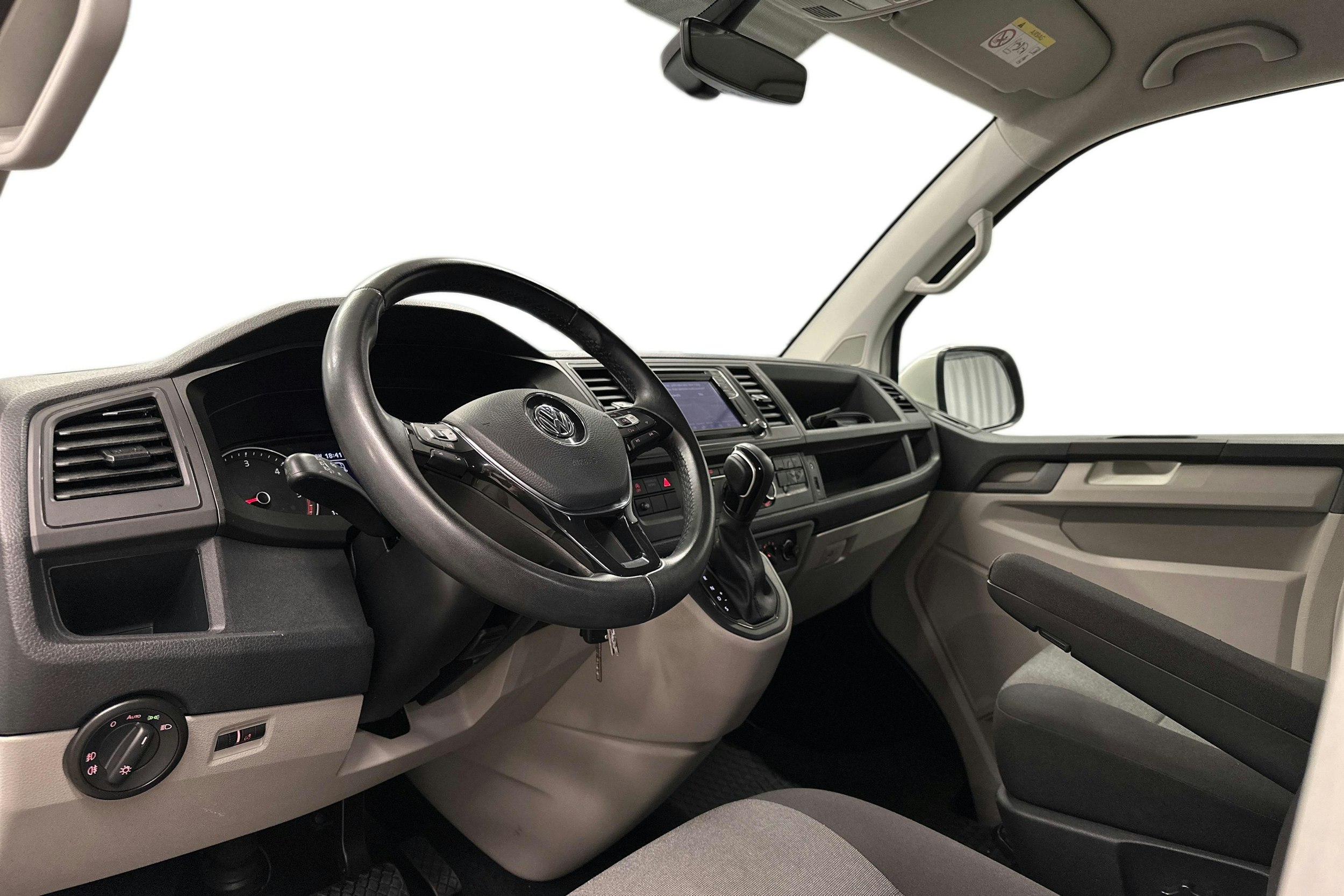 valkoinen Volkswagen Transporter 2019 kuva 6.