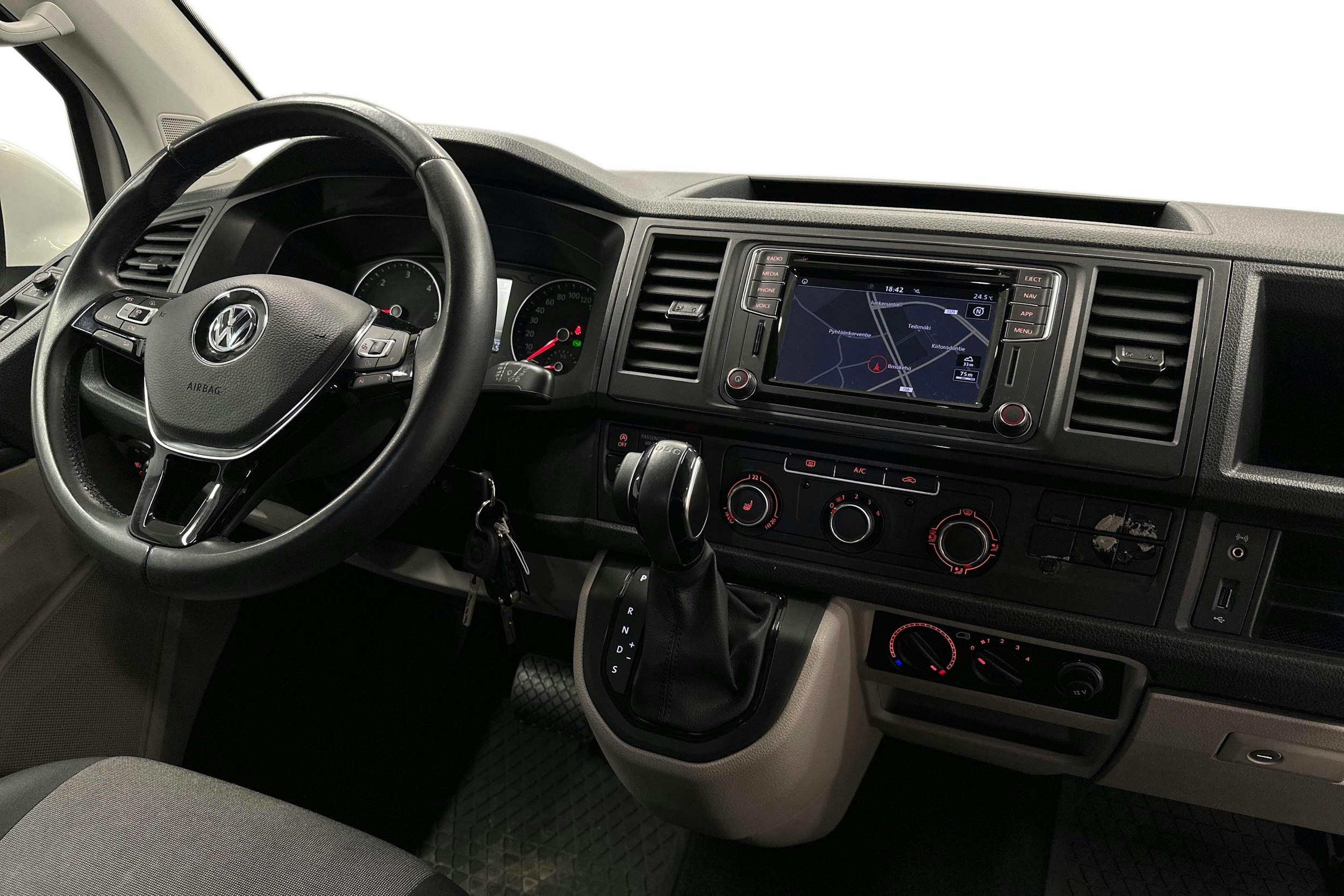 valkoinen Volkswagen Transporter 2019 kuva 7.