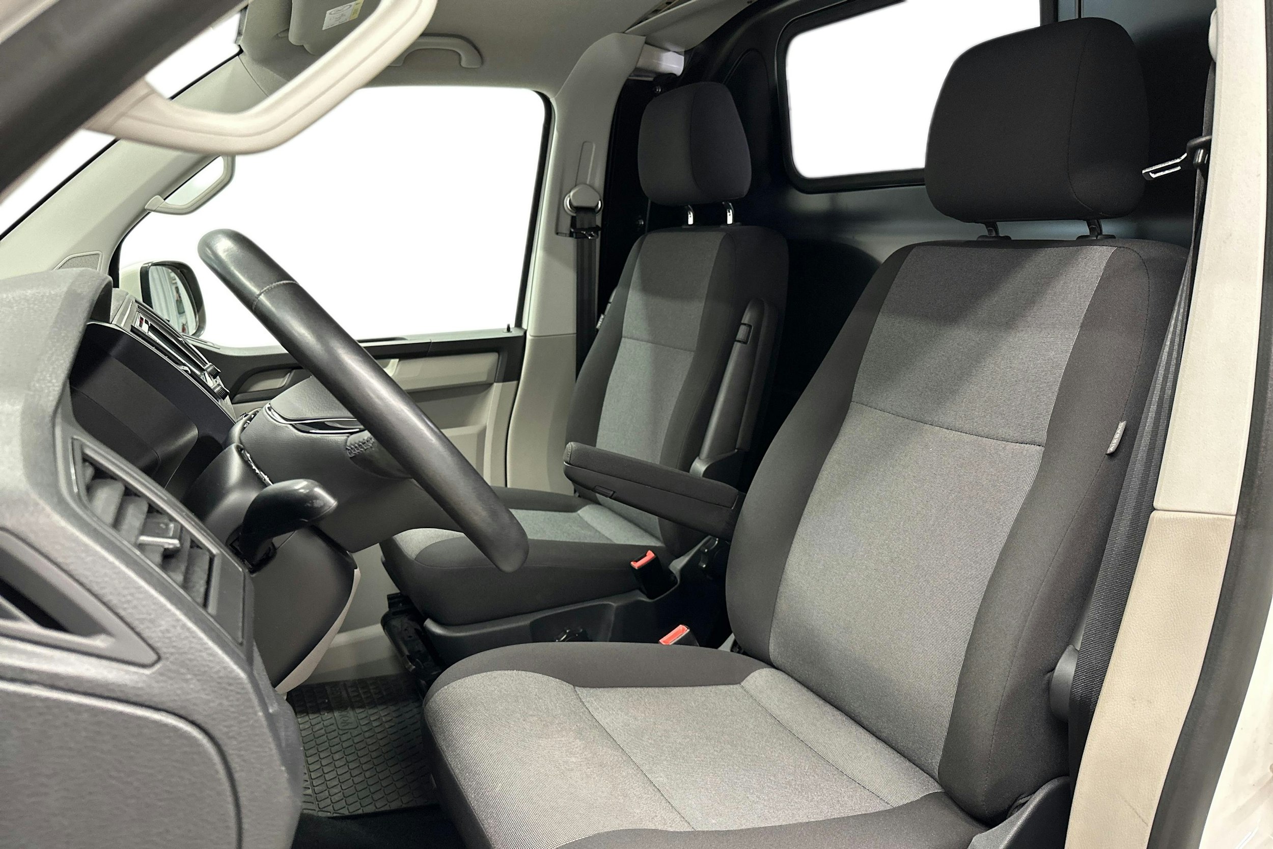 valkoinen Volkswagen Transporter 2019 kuva 8.