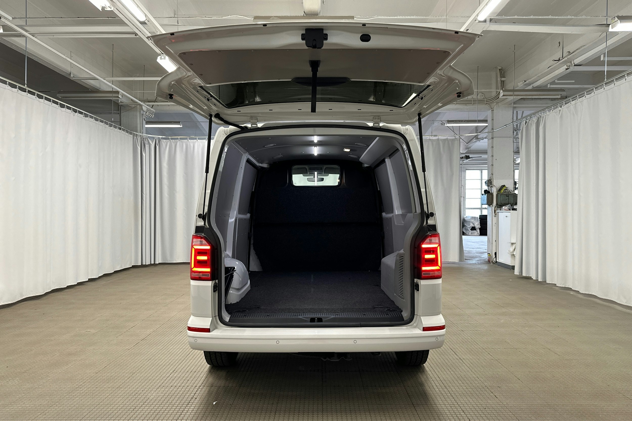 valkoinen Volkswagen Transporter 2019 kuva 10.