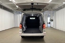 valkoinen Volkswagen Transporter 2019 kuva 10.