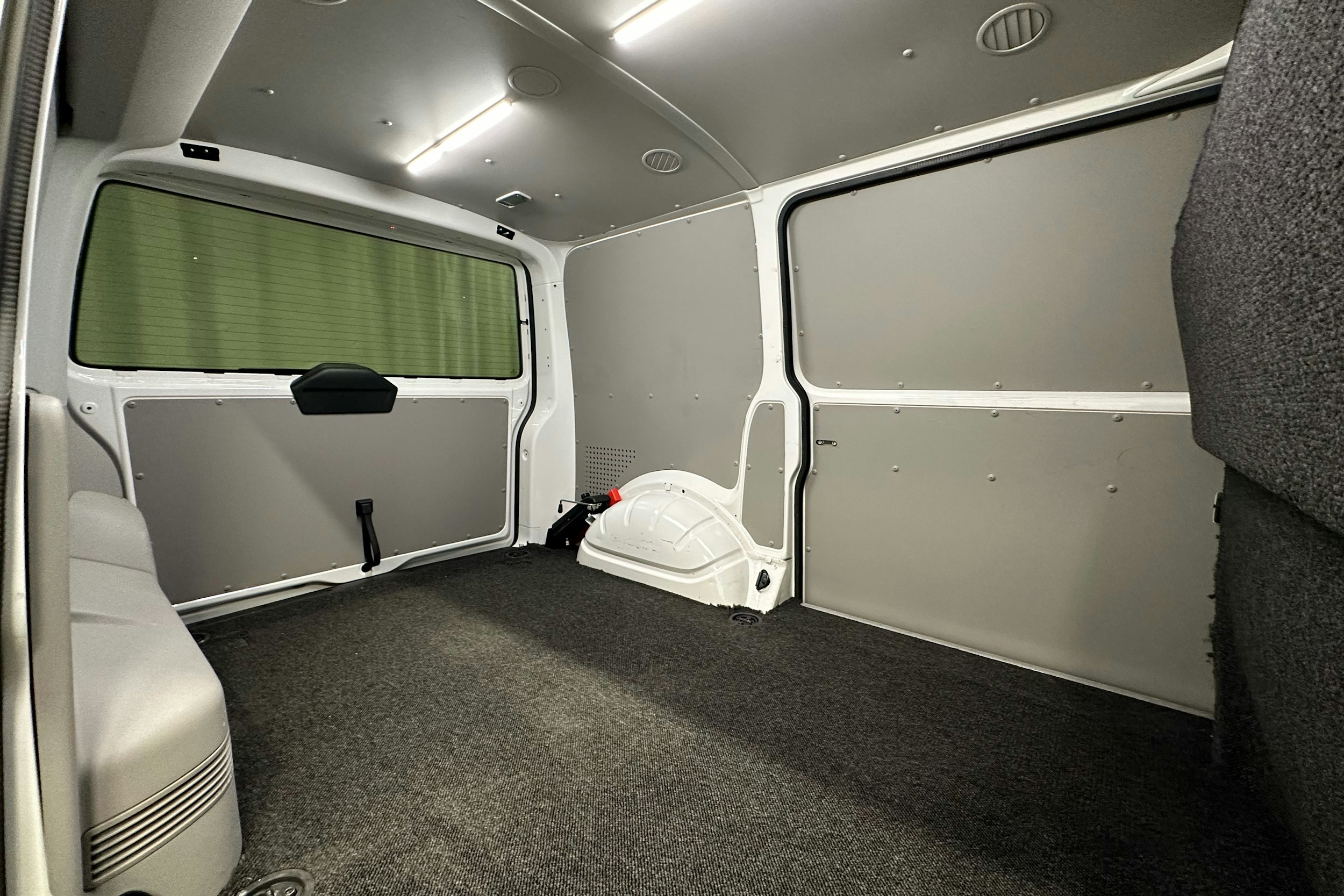 valkoinen Volkswagen Transporter 2019 kuva 11.