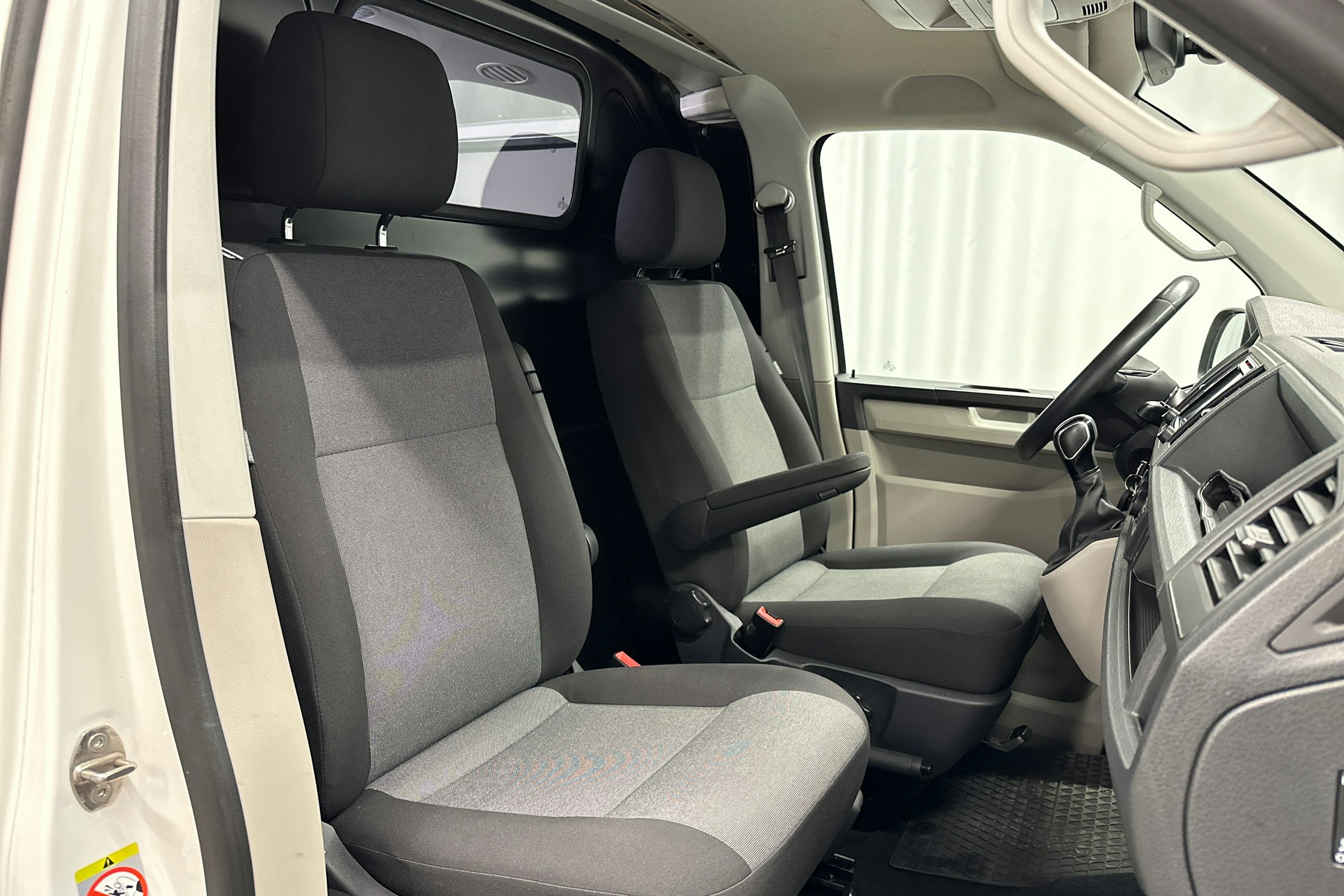 valkoinen Volkswagen Transporter 2019 kuva 12.
