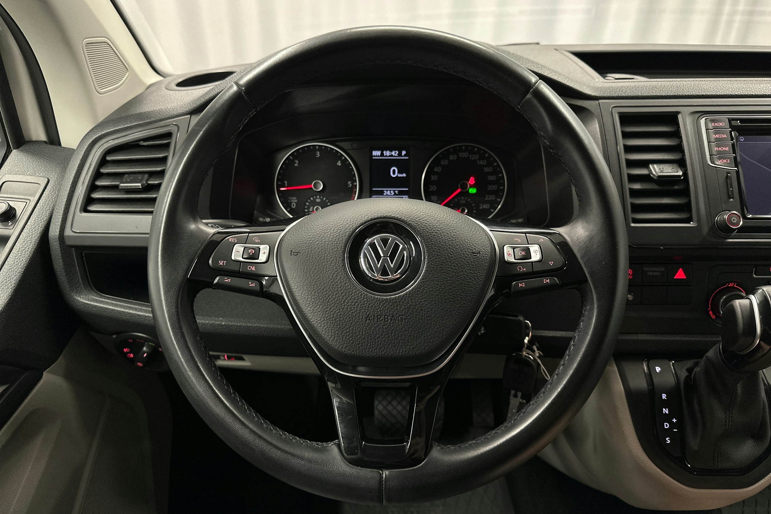 valkoinen Volkswagen Transporter 2019 kuva 13.