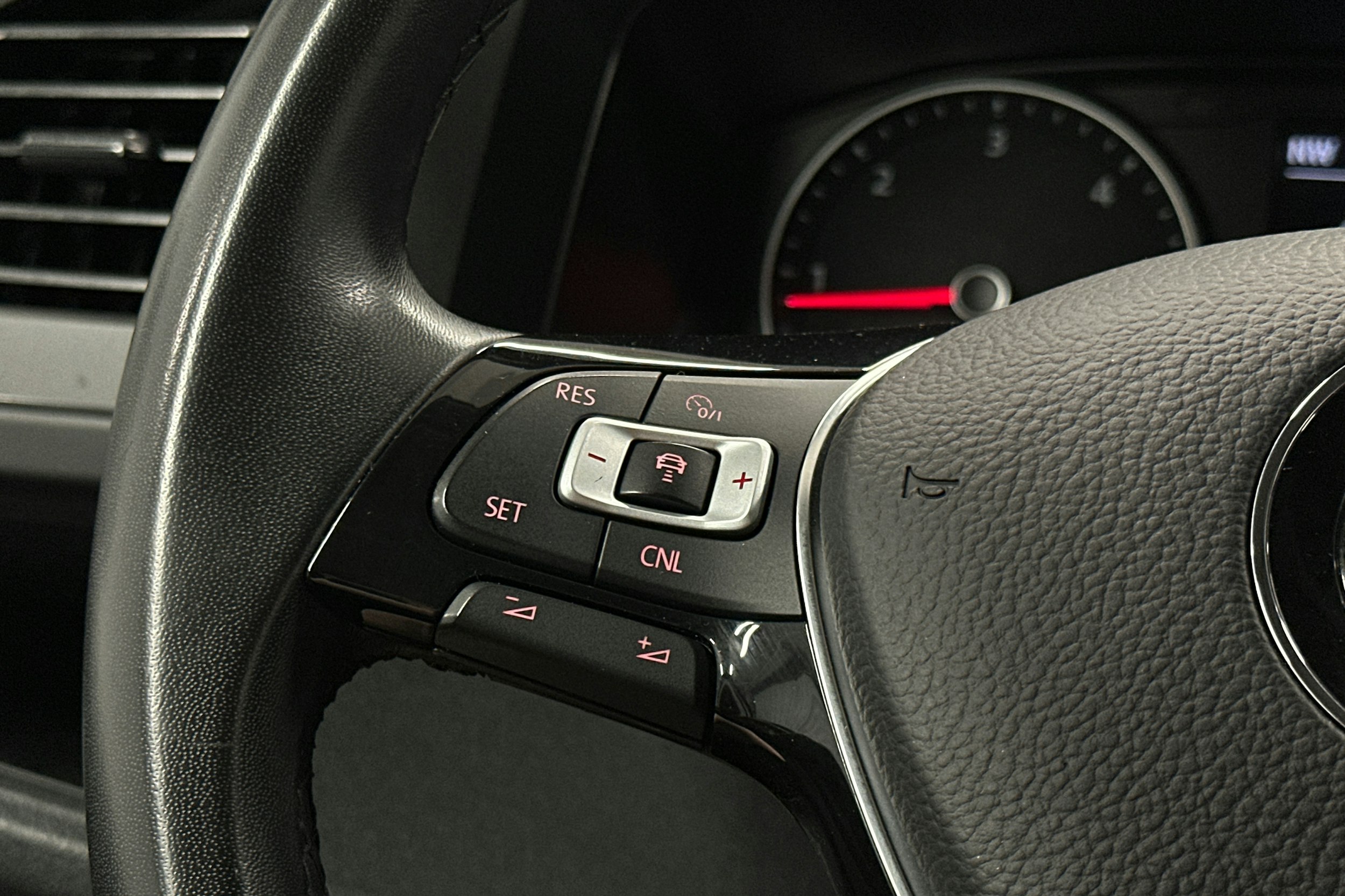 valkoinen Volkswagen Transporter 2019 kuva 14.
