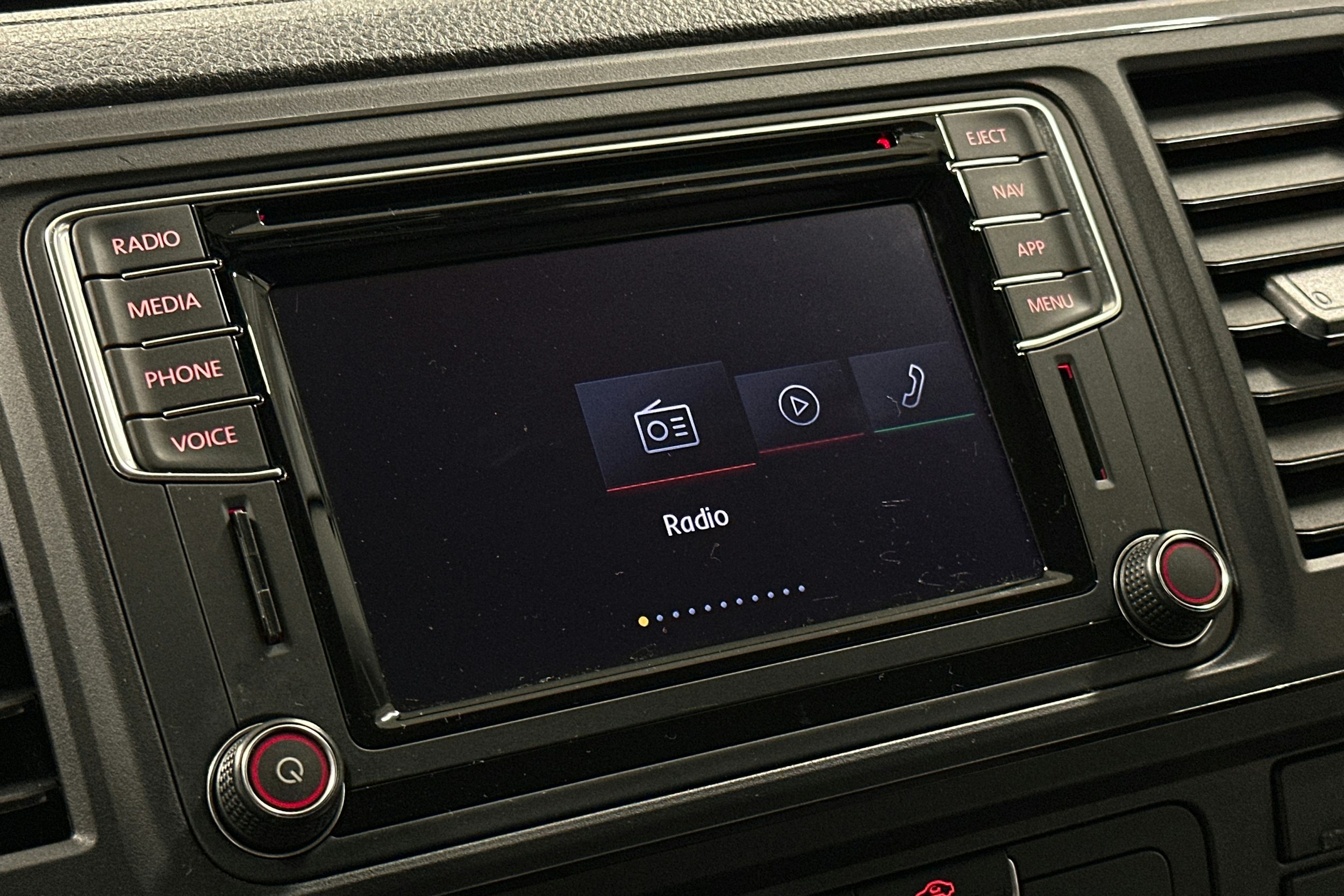 valkoinen Volkswagen Transporter 2019 kuva 18.