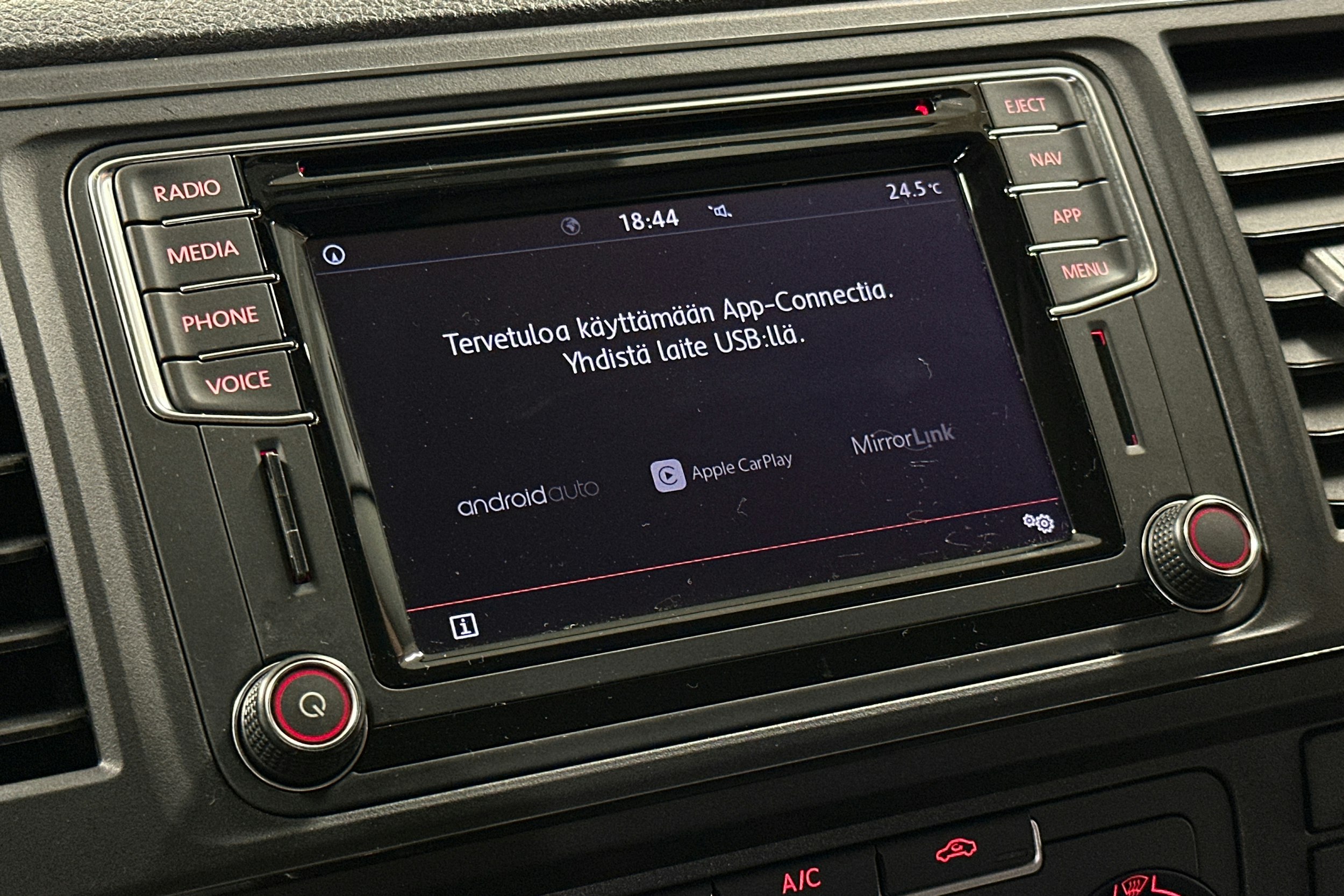 valkoinen Volkswagen Transporter 2019 kuva 19.