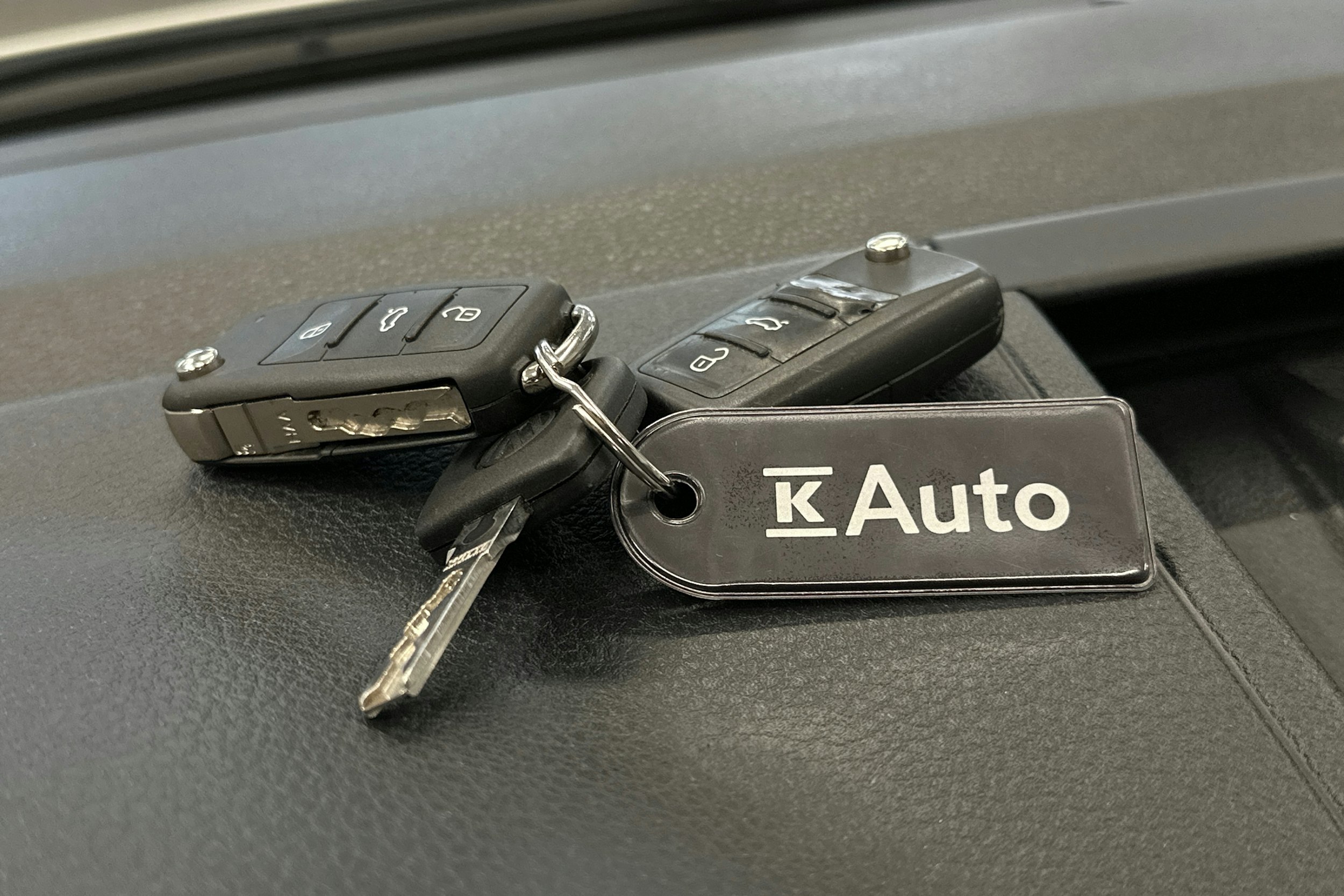 valkoinen Volkswagen Transporter 2019 kuva 24.