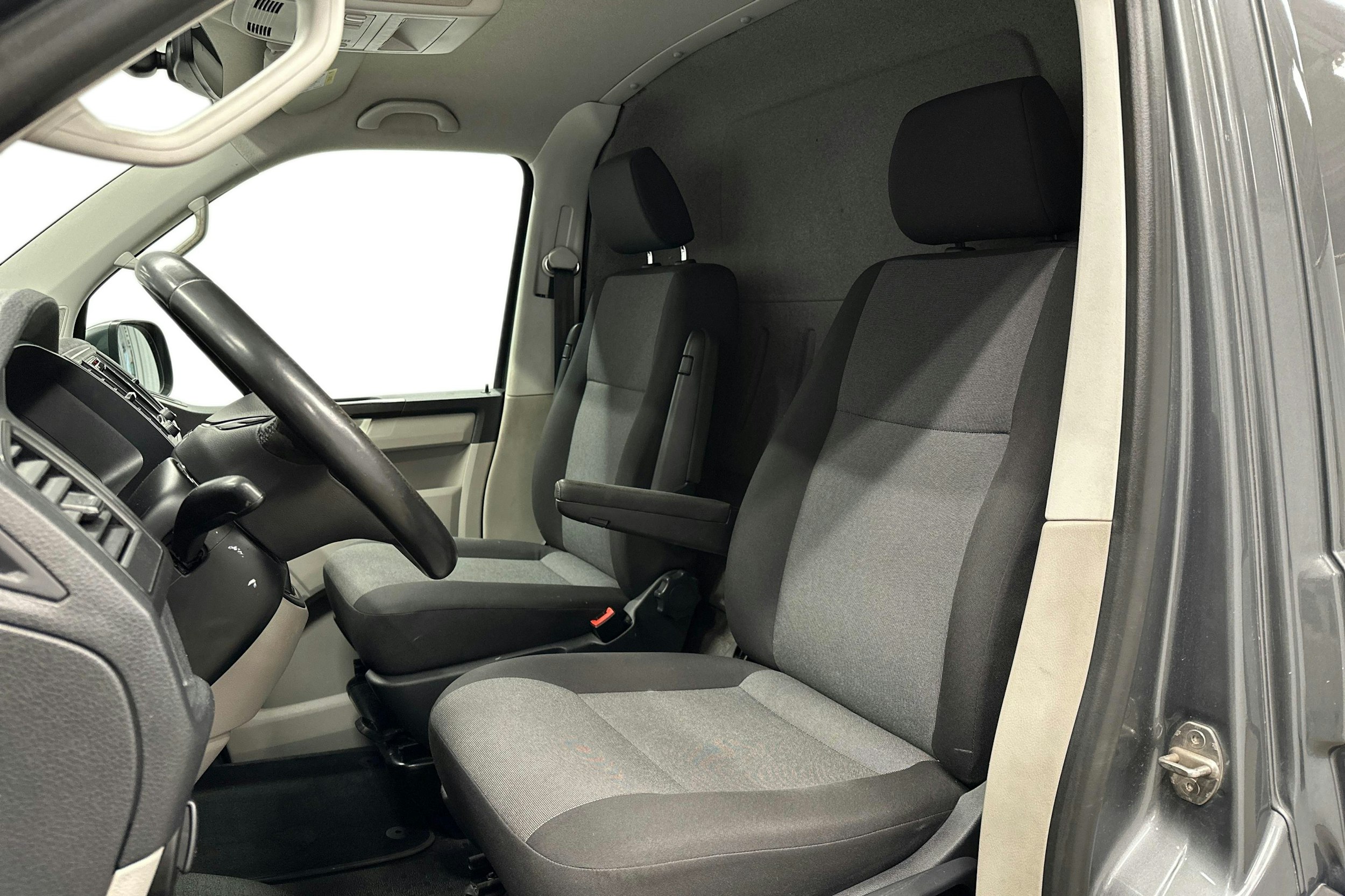 hopea Volkswagen Transporter 2019 kuva 8.