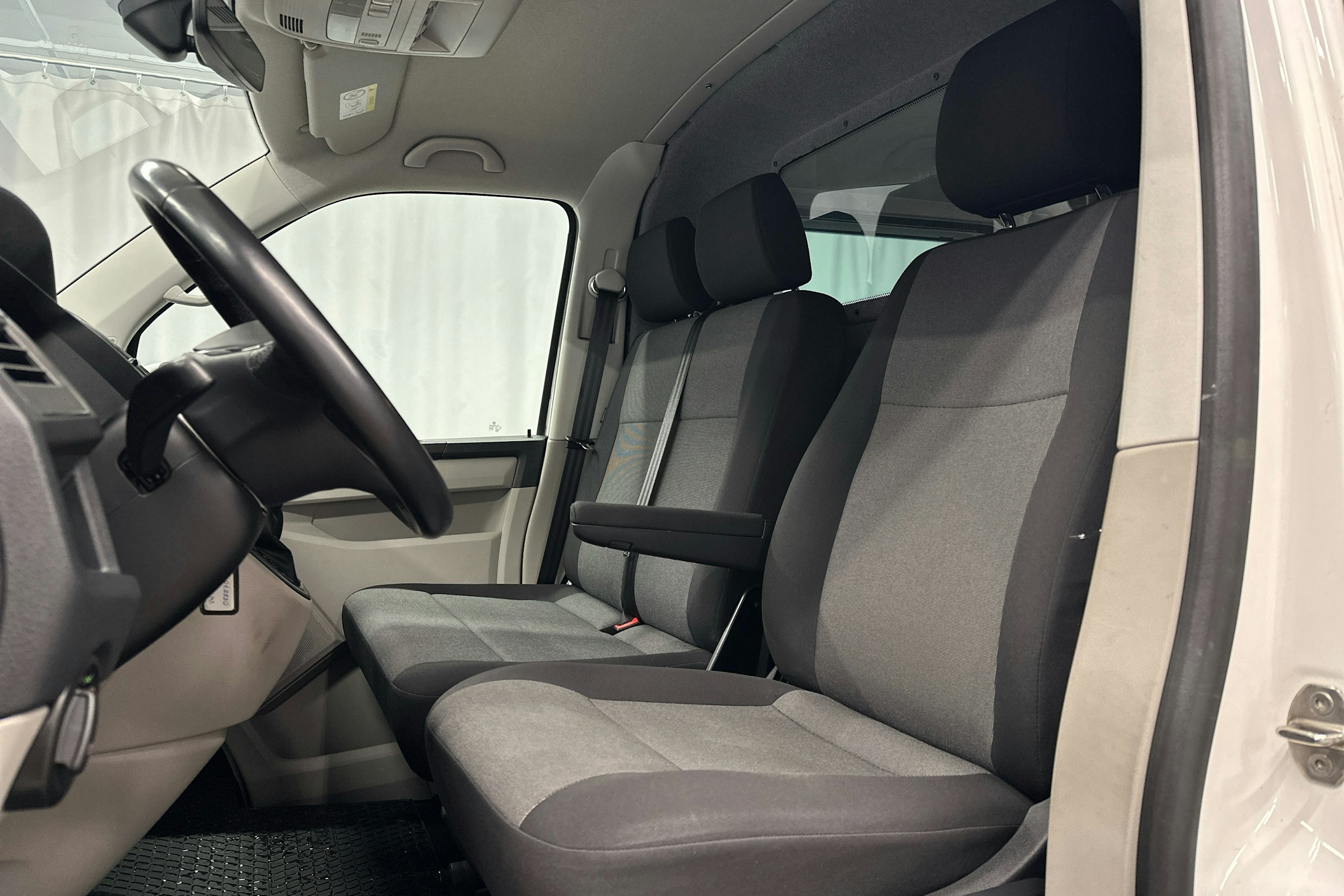 valkoinen Volkswagen Transporter 2019 kuva 7.