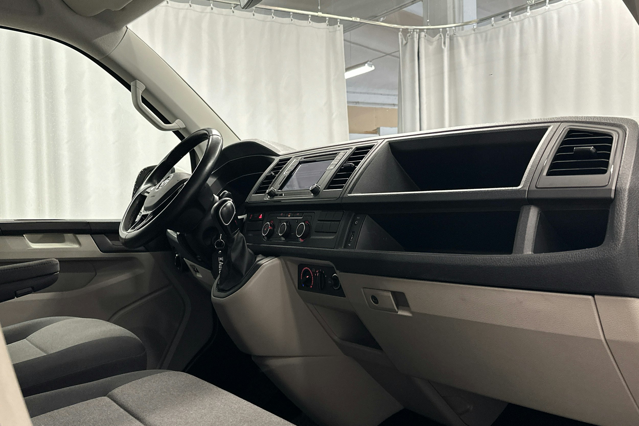 valkoinen Volkswagen Transporter 2019 kuva 8.