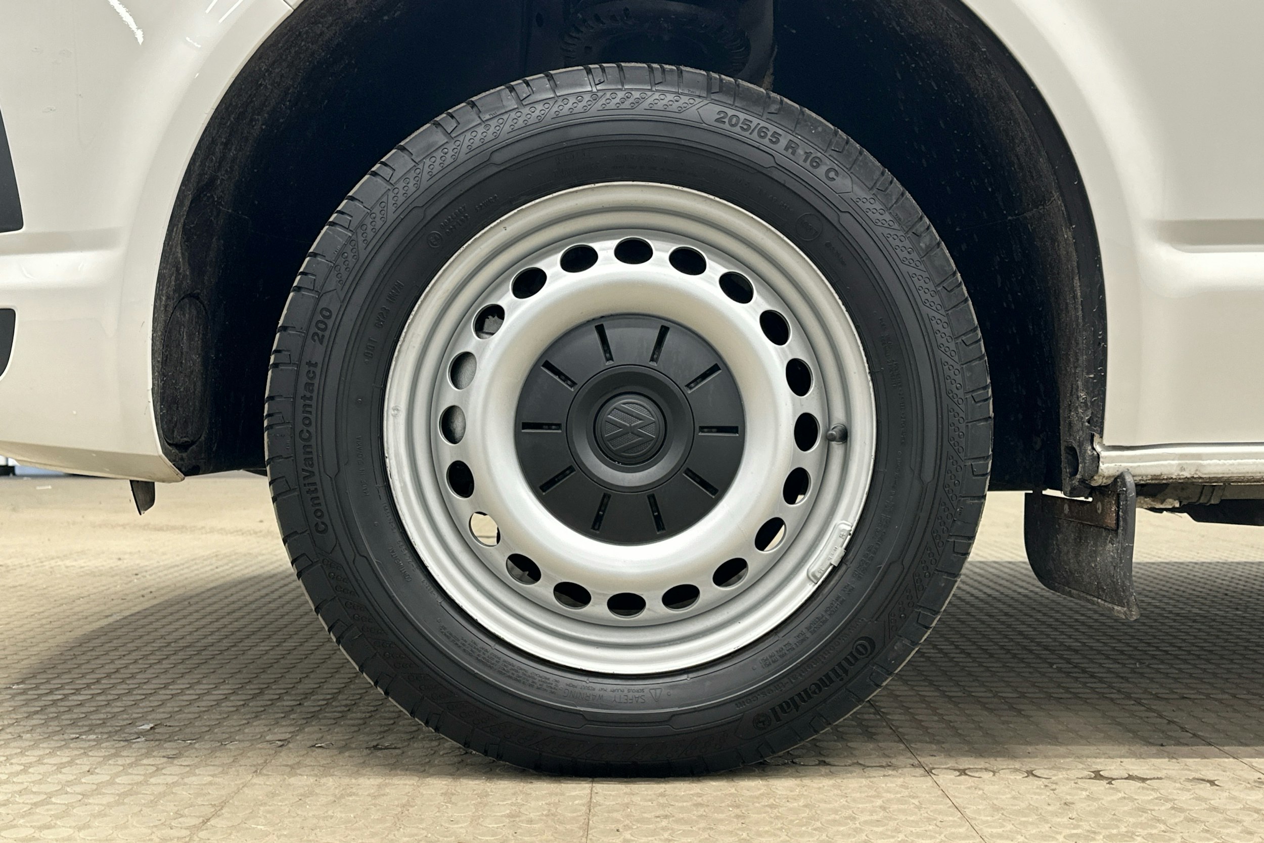 valkoinen Volkswagen Transporter 2019 kuva 9.