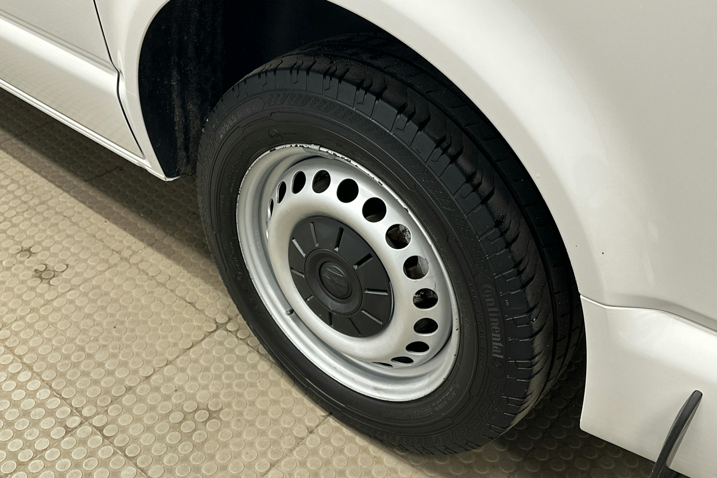 valkoinen Volkswagen Transporter 2019 kuva 10.