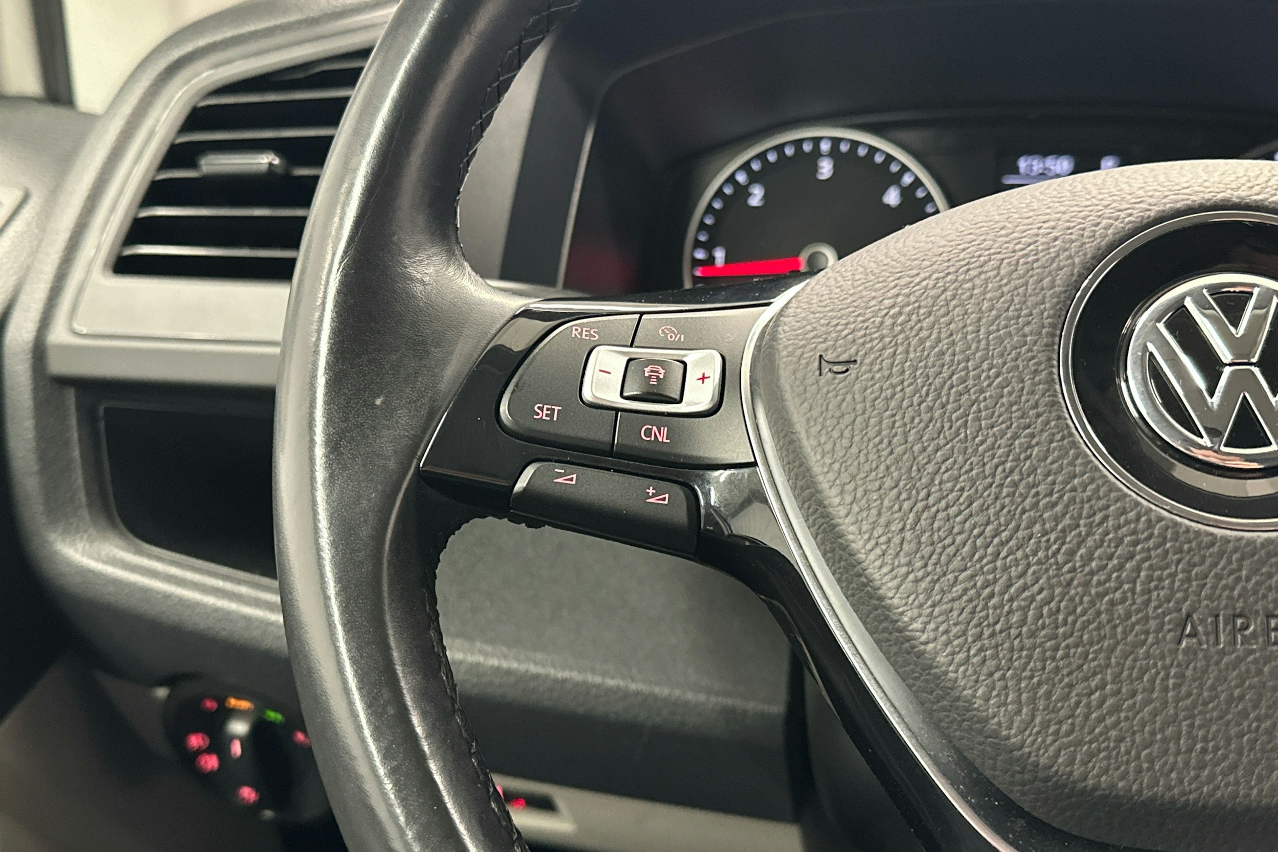 valkoinen Volkswagen Transporter 2019 kuva 11.