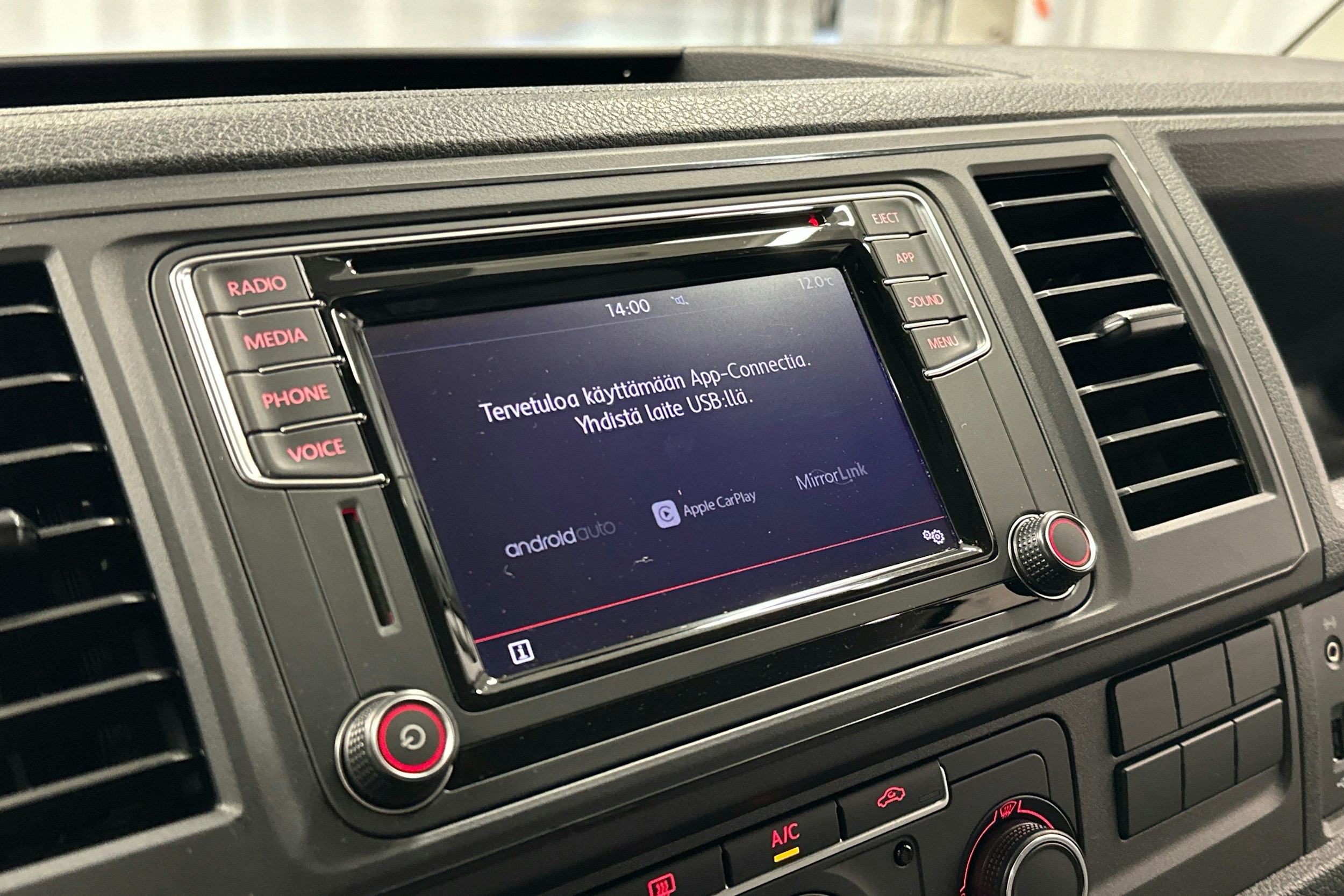 valkoinen Volkswagen Transporter 2019 kuva 15.