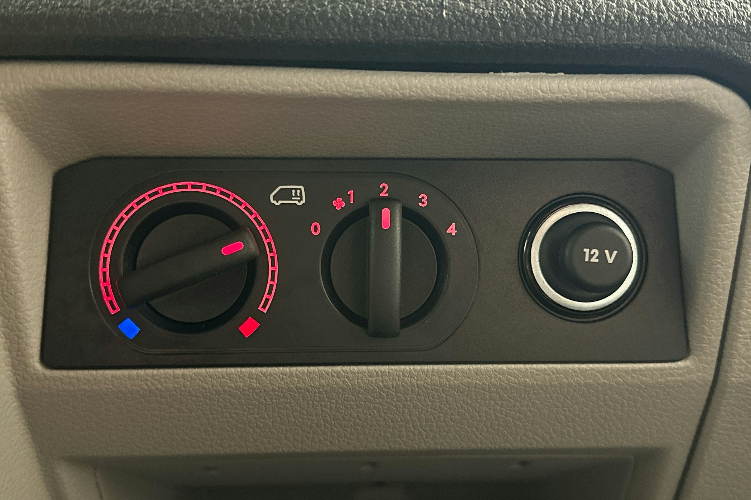 valkoinen Volkswagen Transporter 2019 kuva 17.