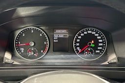 valkoinen Volkswagen Transporter 2019 kuva 18.