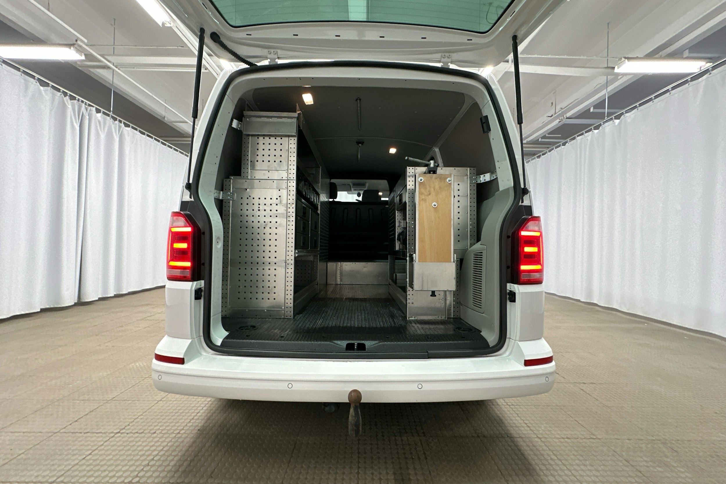valkoinen Volkswagen Transporter 2019 kuva 19.