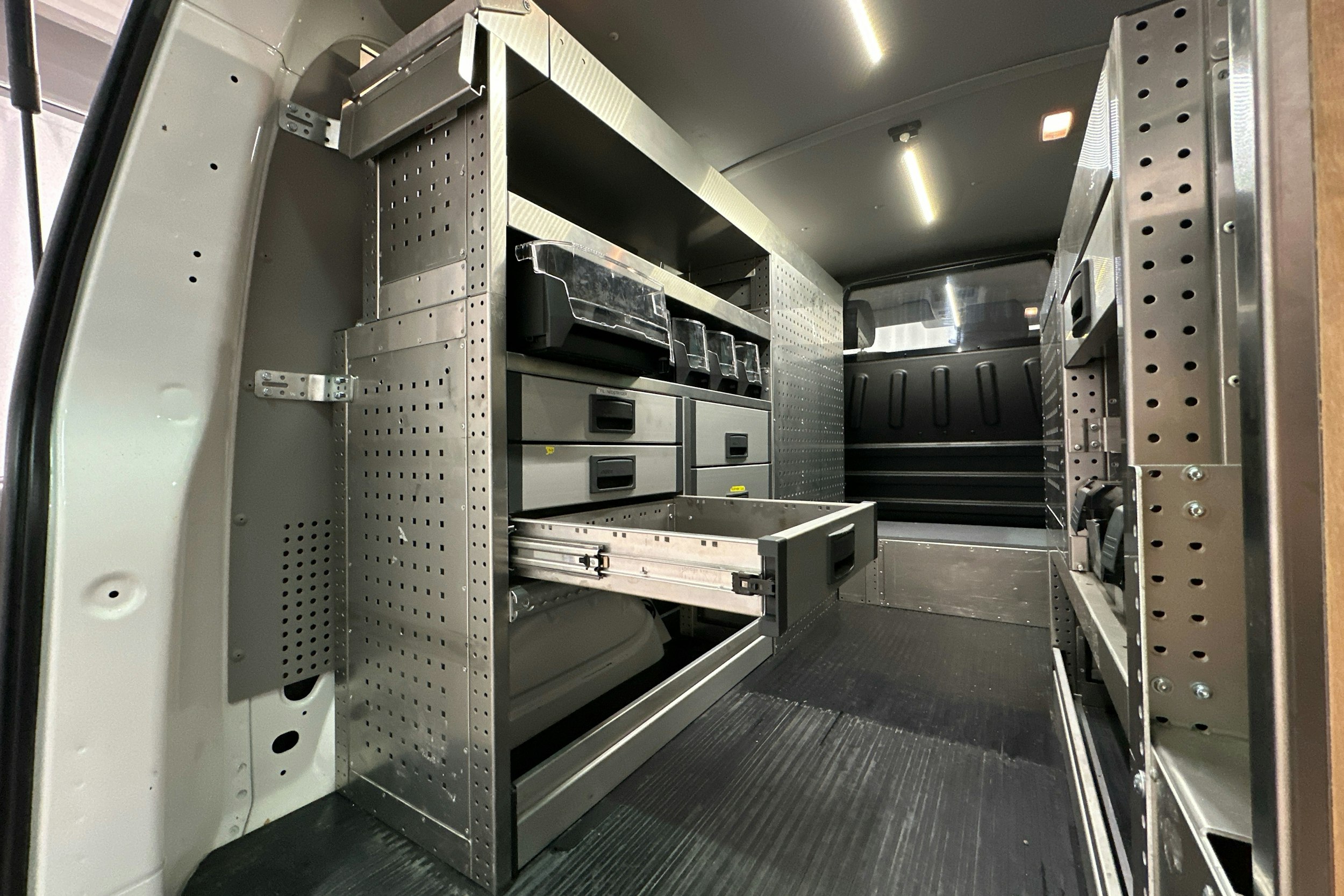 valkoinen Volkswagen Transporter 2019 kuva 20.