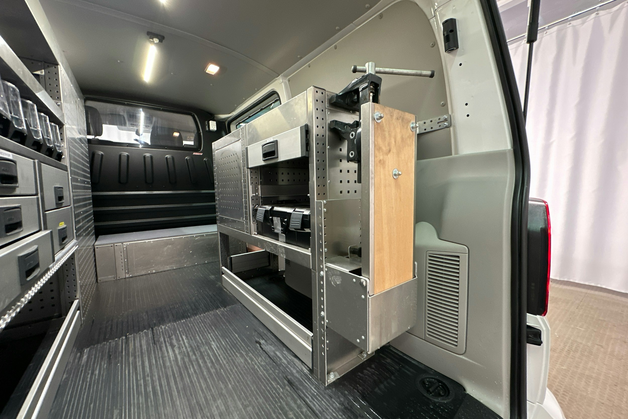 valkoinen Volkswagen Transporter 2019 kuva 21.