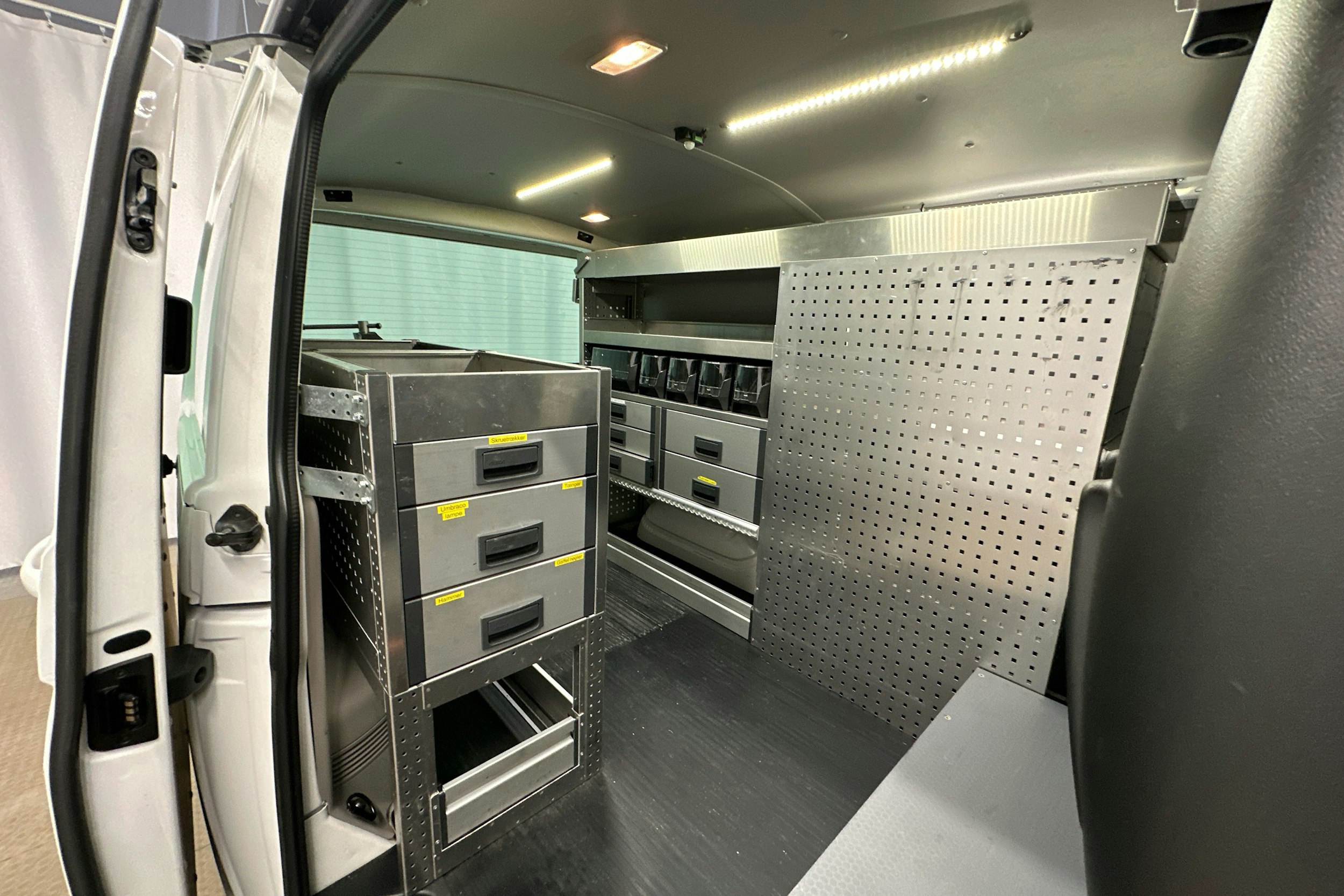 valkoinen Volkswagen Transporter 2019 kuva 22.