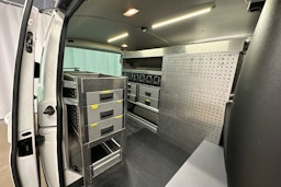 valkoinen Volkswagen Transporter 2019 kuva 22.
