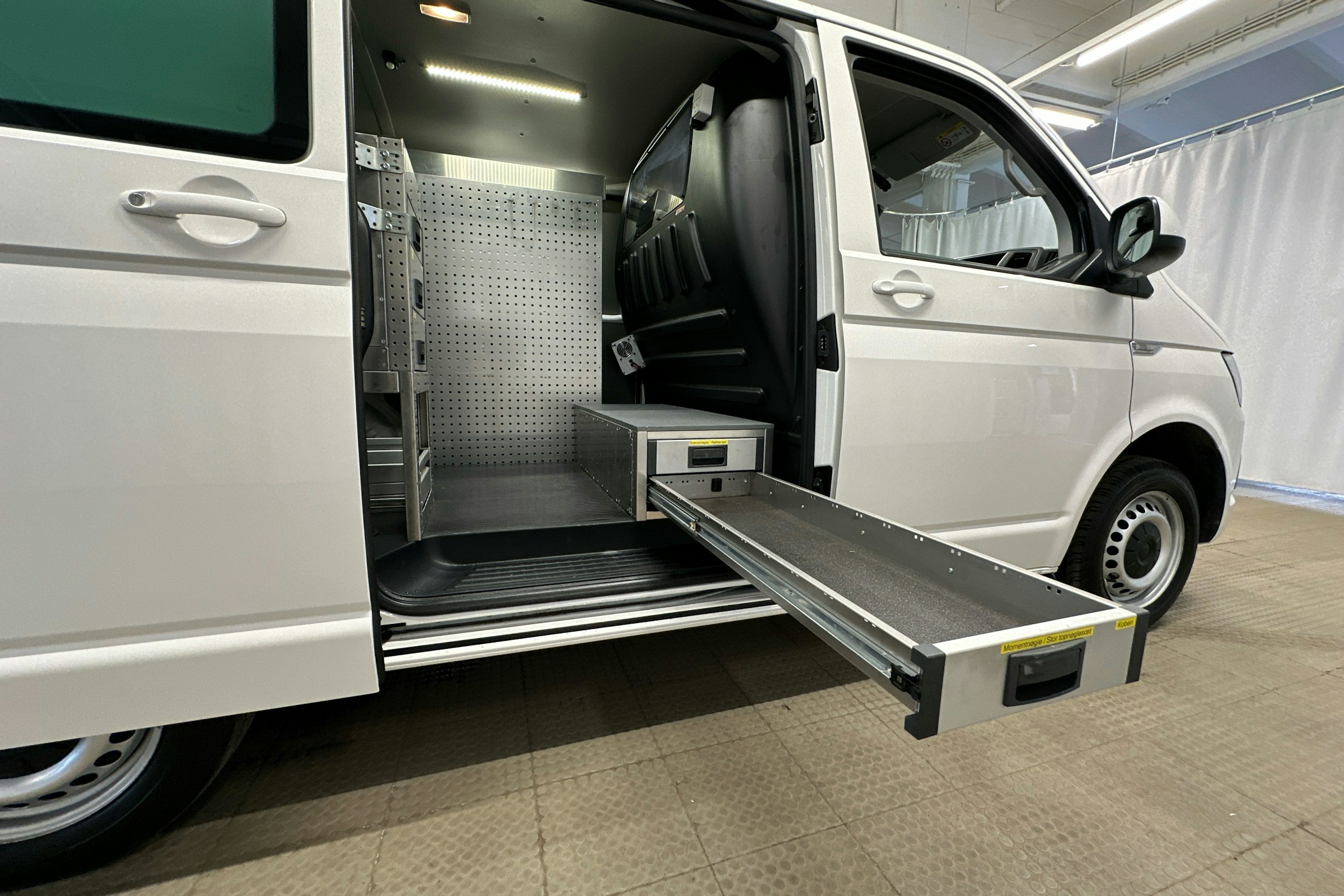 valkoinen Volkswagen Transporter 2019 kuva 23.