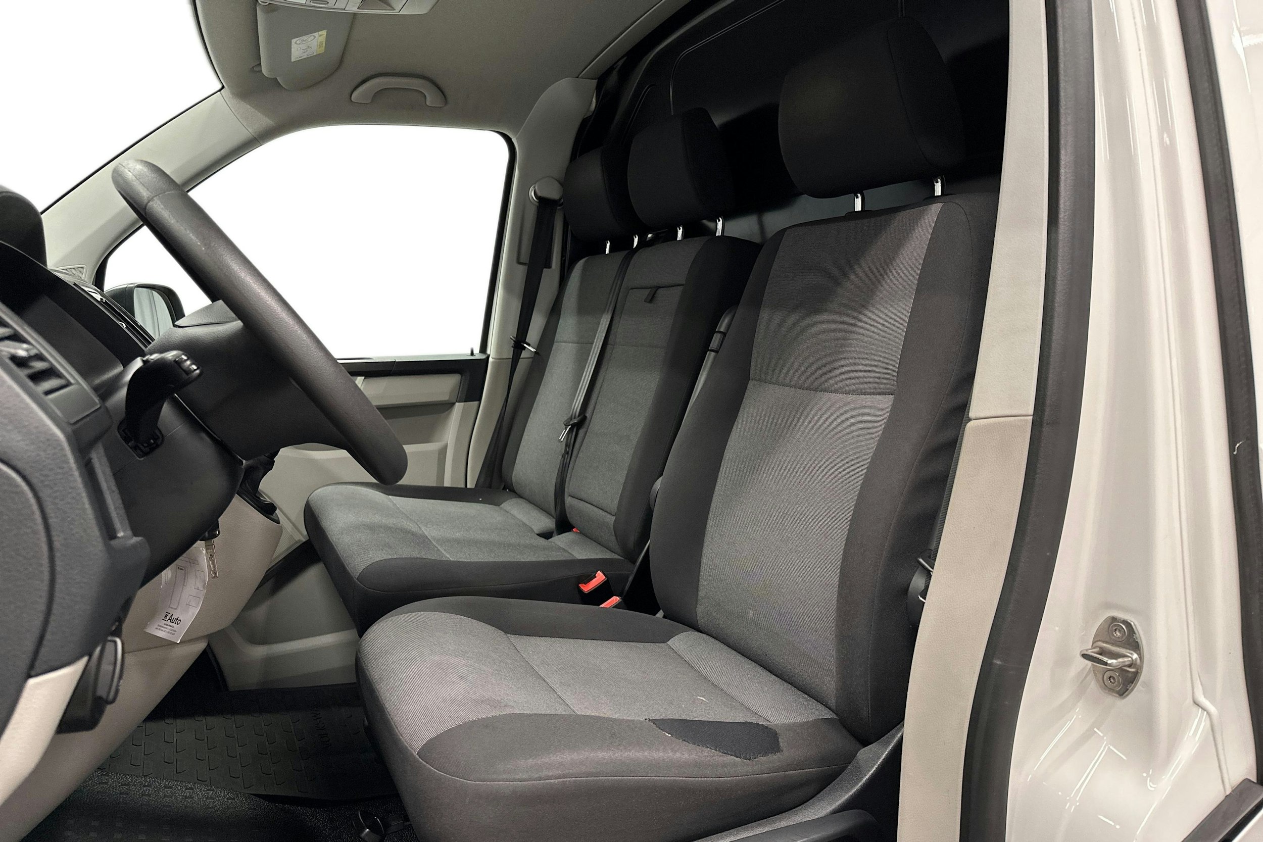 valkoinen Volkswagen Transporter 2019 kuva 8.
