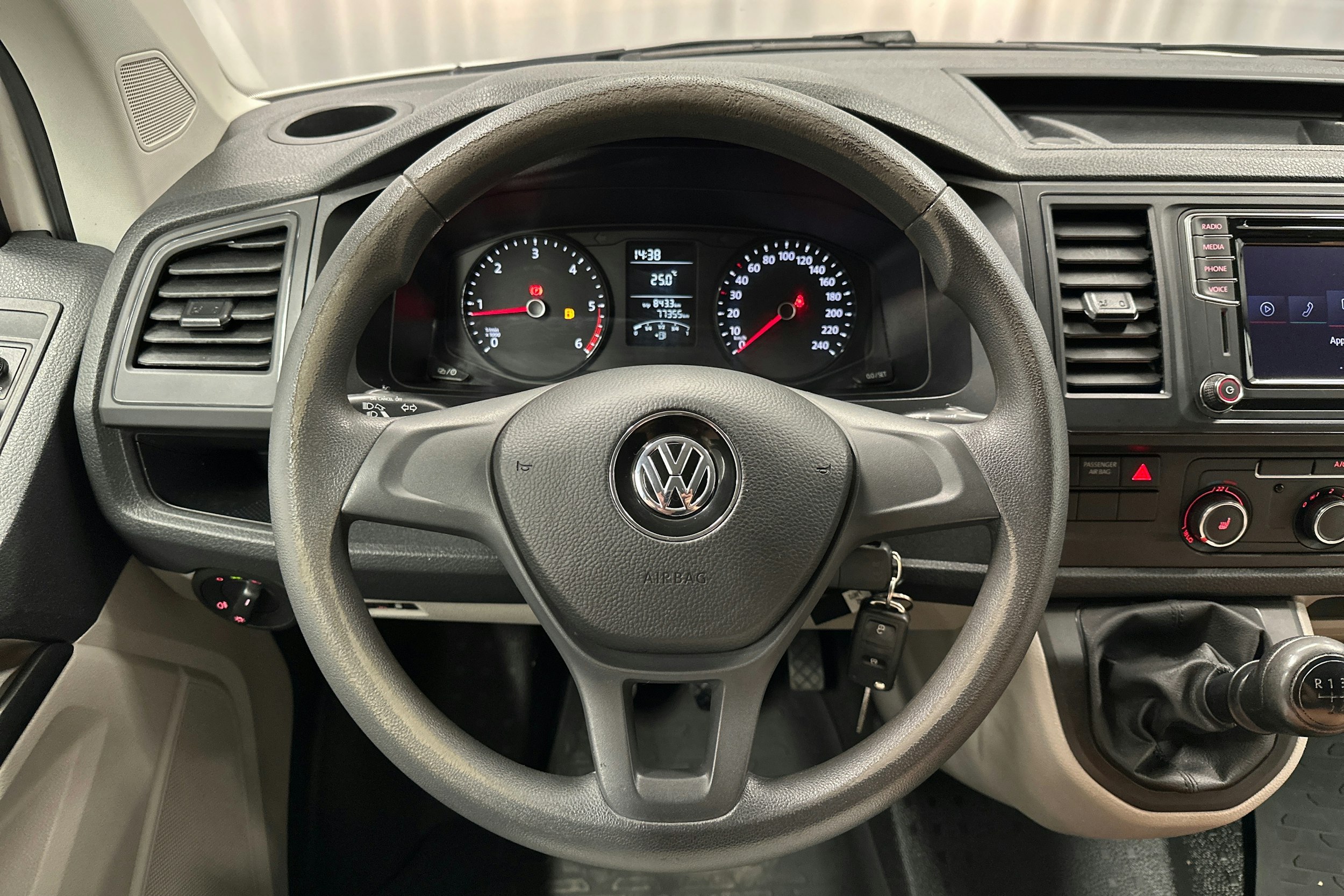 valkoinen Volkswagen Transporter 2019 kuva 10.