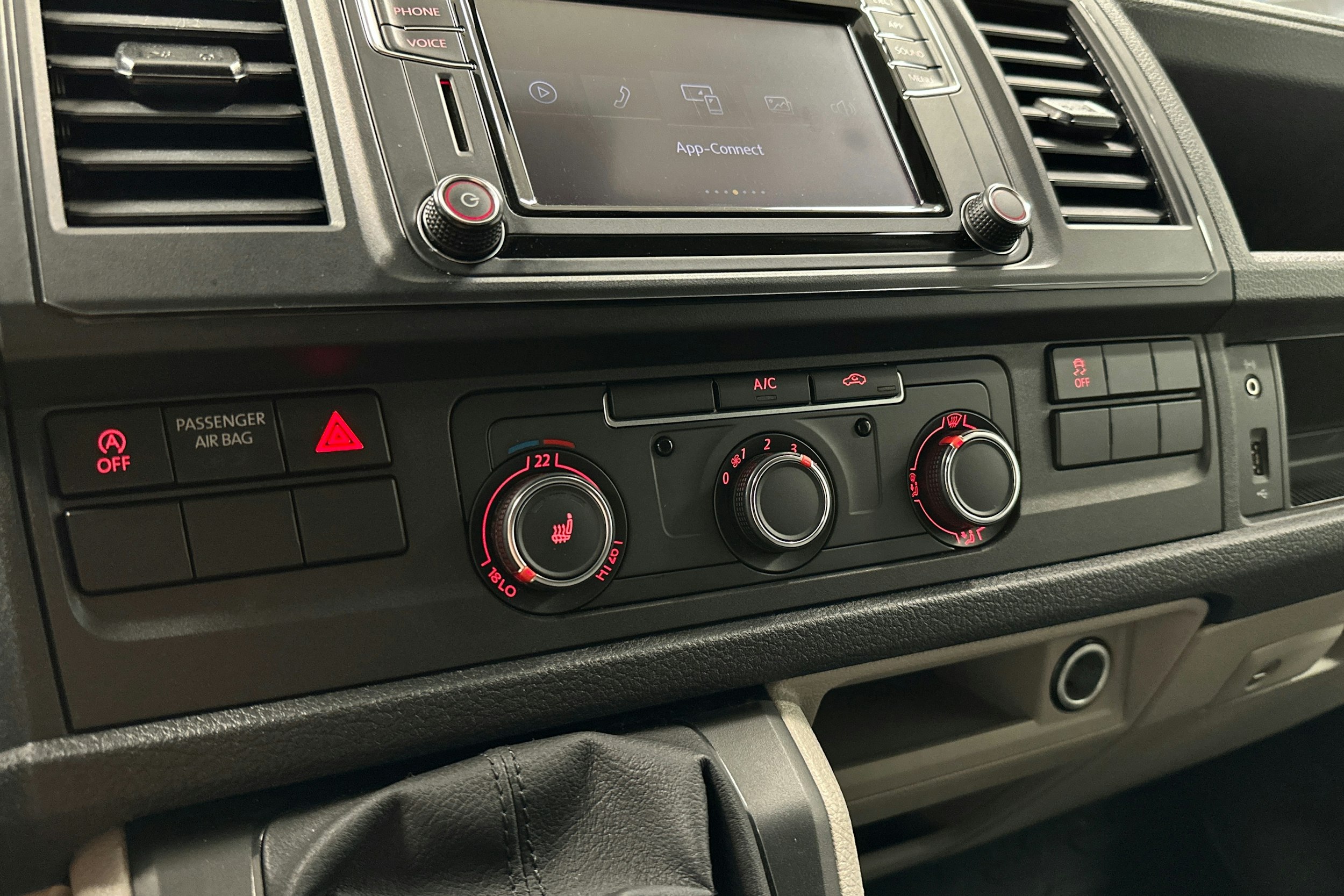 valkoinen Volkswagen Transporter 2019 kuva 13.