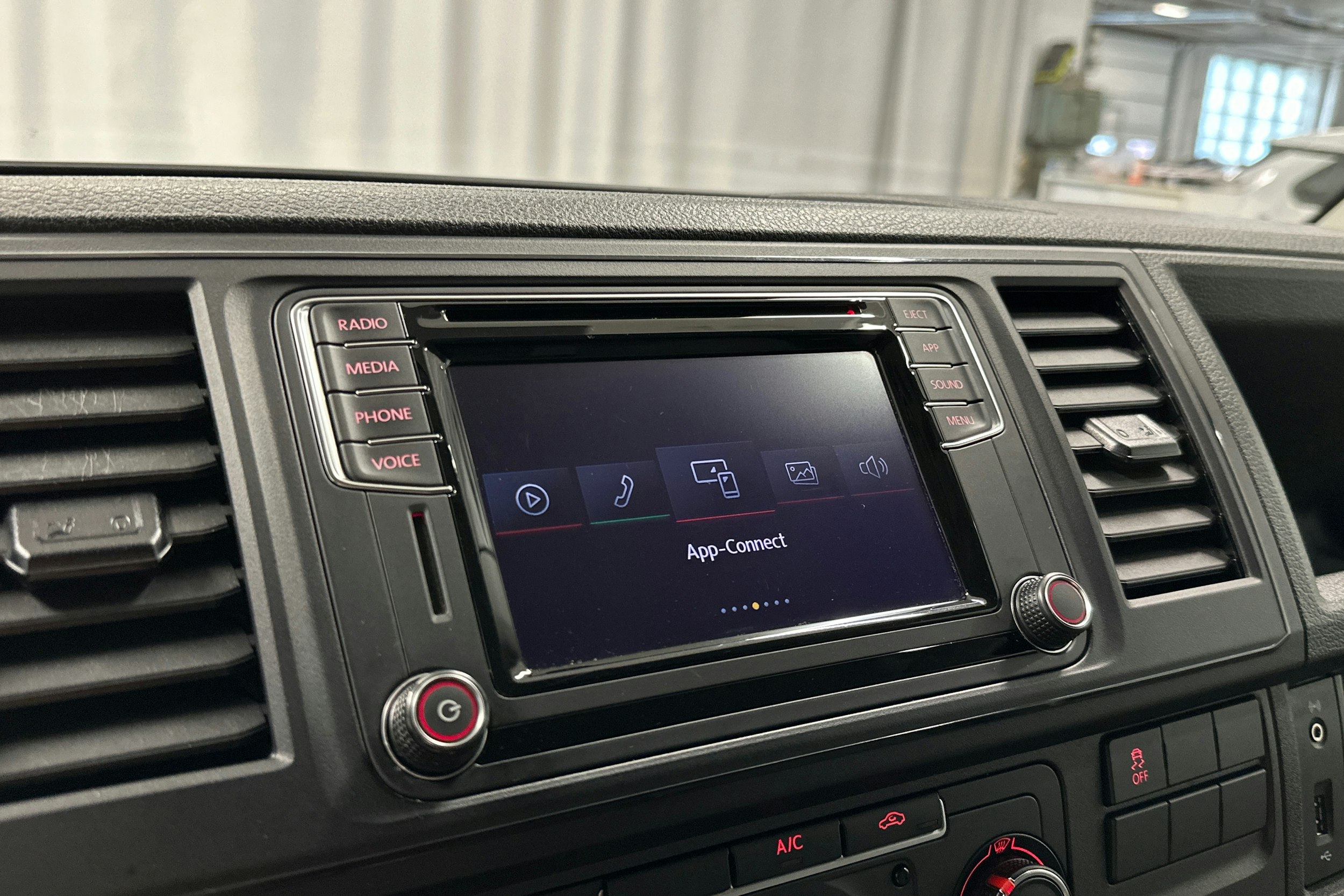 valkoinen Volkswagen Transporter 2019 kuva 14.