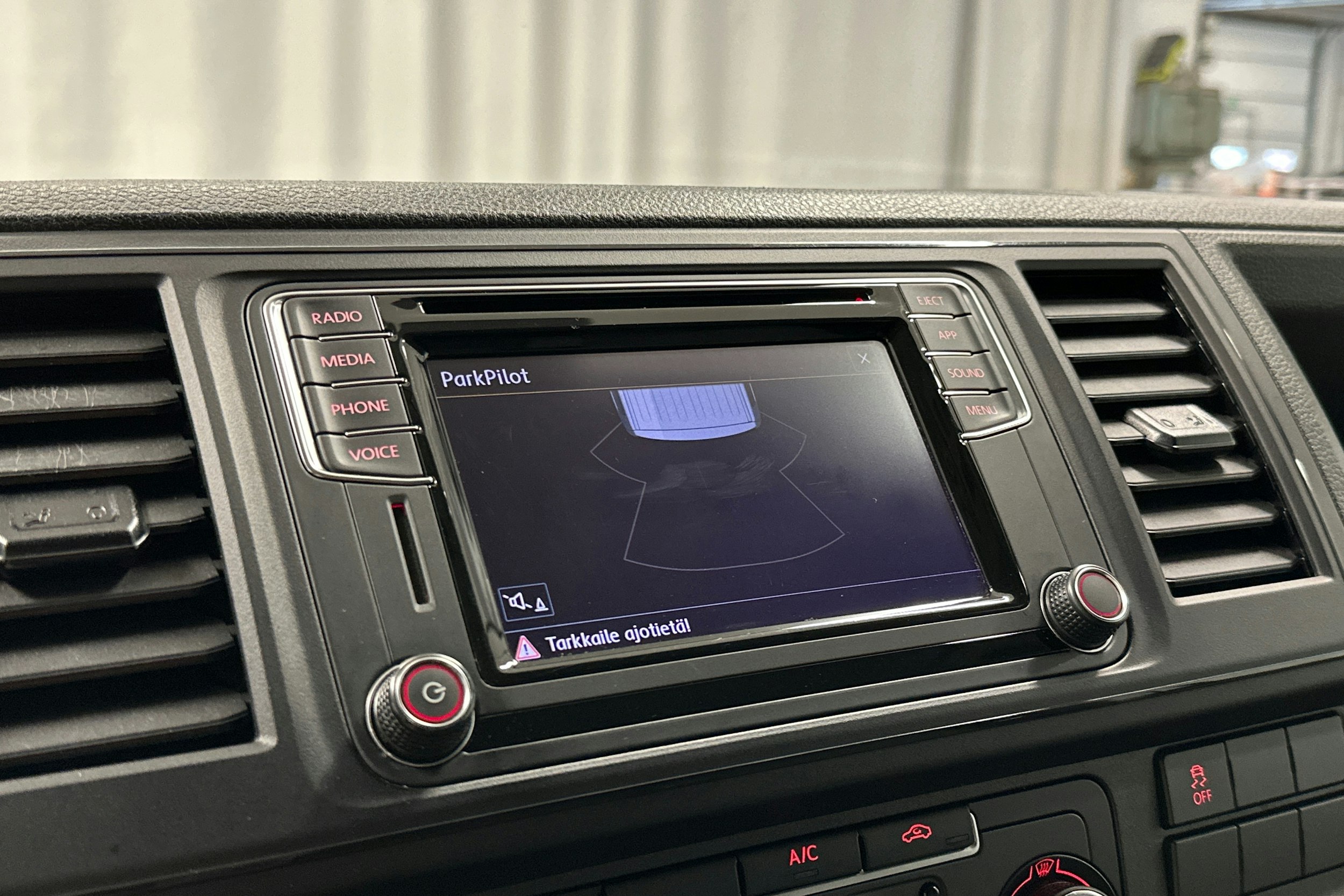 valkoinen Volkswagen Transporter 2019 kuva 15.