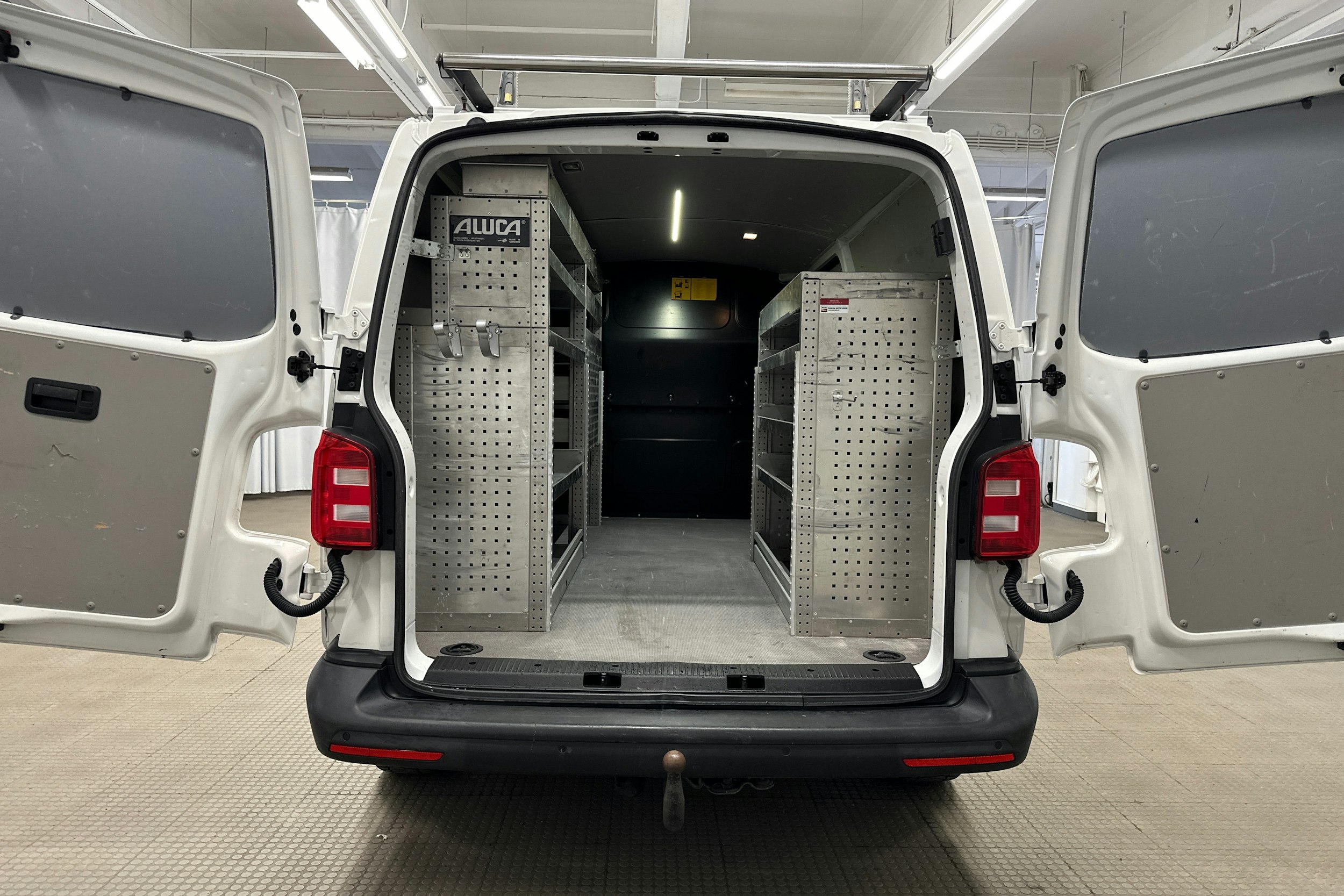 valkoinen Volkswagen Transporter 2019 kuva 17.