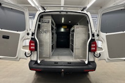 valkoinen Volkswagen Transporter 2019 kuva 17.