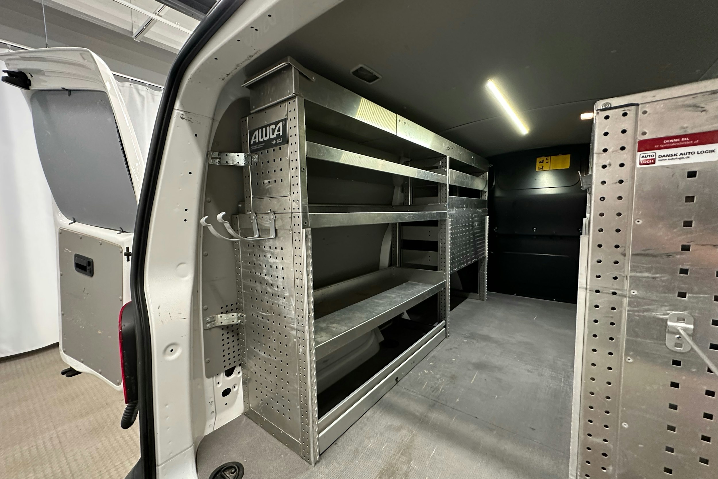 valkoinen Volkswagen Transporter 2019 kuva 18.