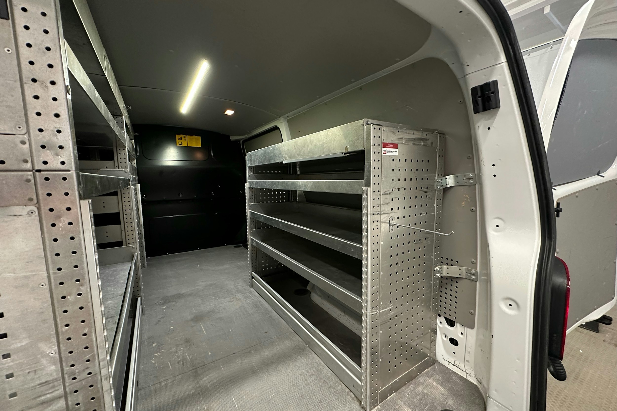 valkoinen Volkswagen Transporter 2019 kuva 19.