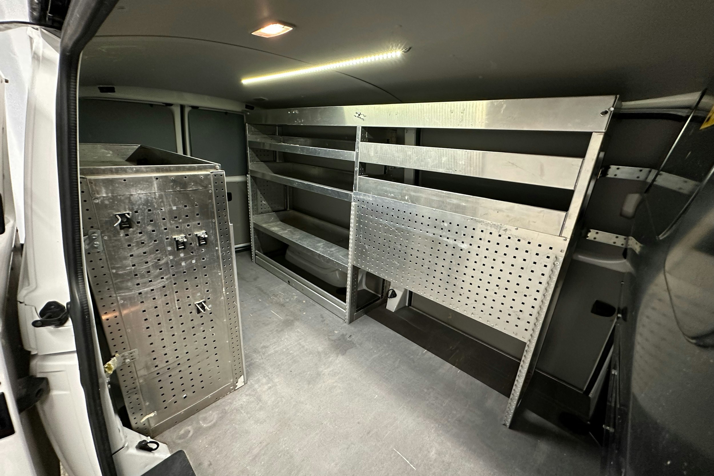 valkoinen Volkswagen Transporter 2019 kuva 20.