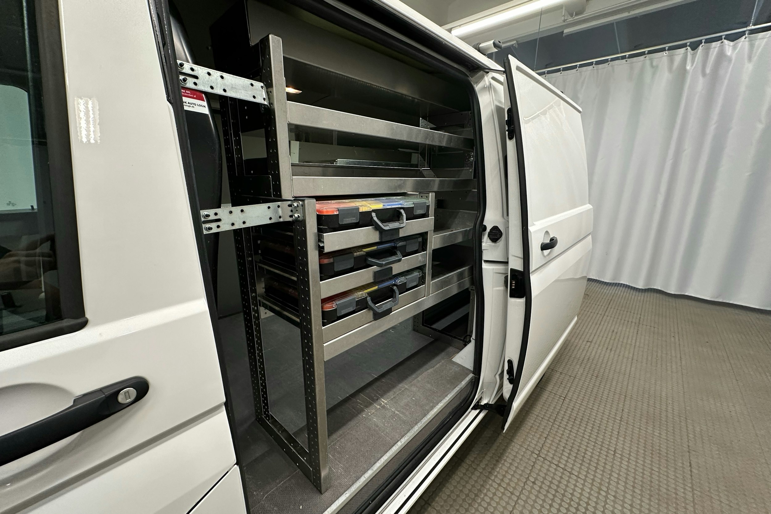 valkoinen Volkswagen Transporter 2019 kuva 21.