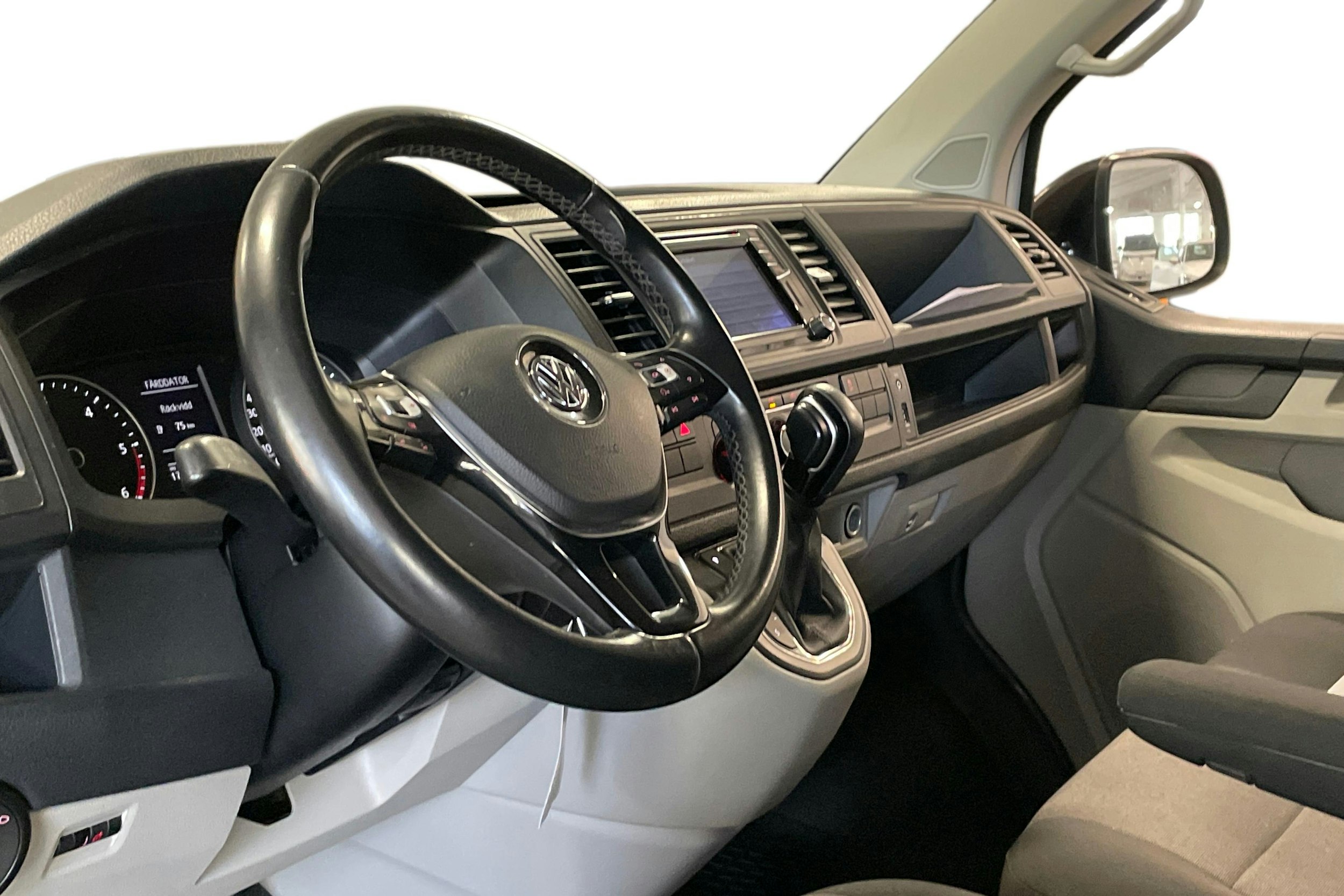 valkoinen Volkswagen Transporter 2019 kuva 3.