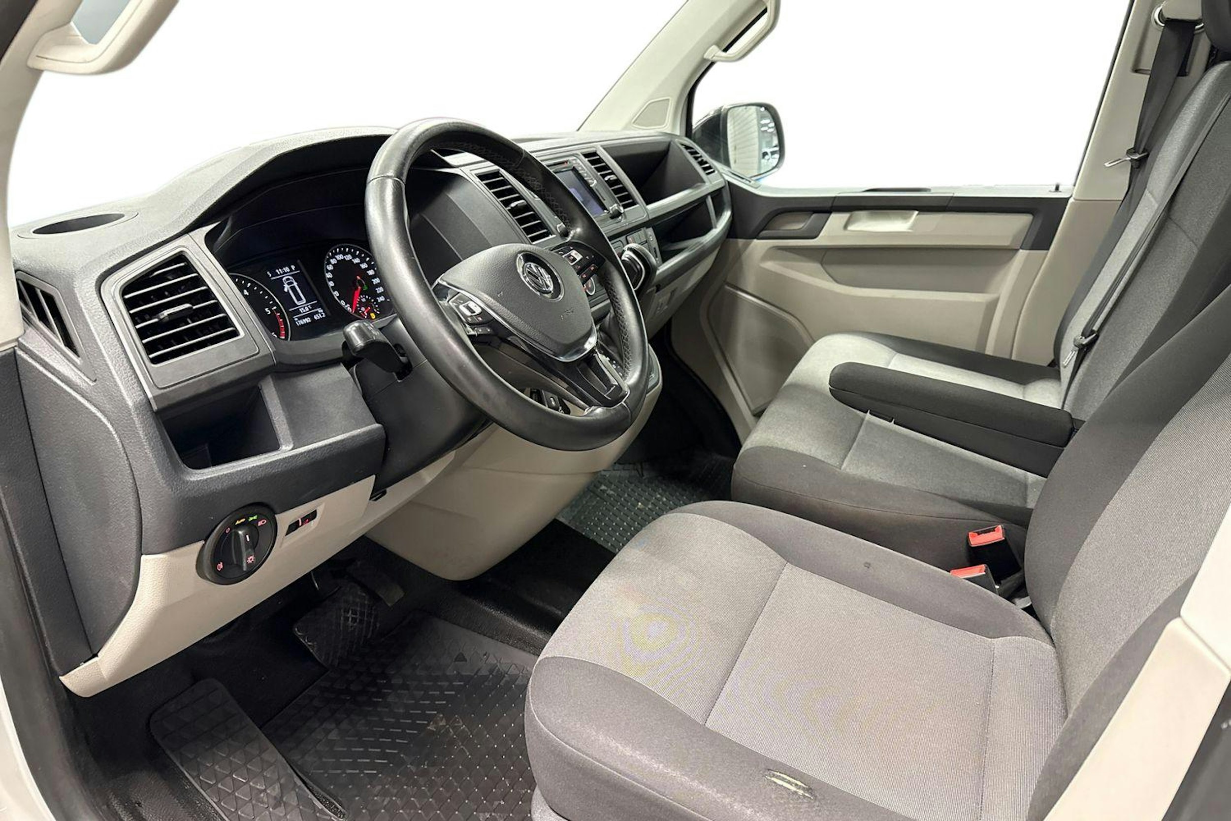 valkoinen Volkswagen Transporter 2019 kuva 8.